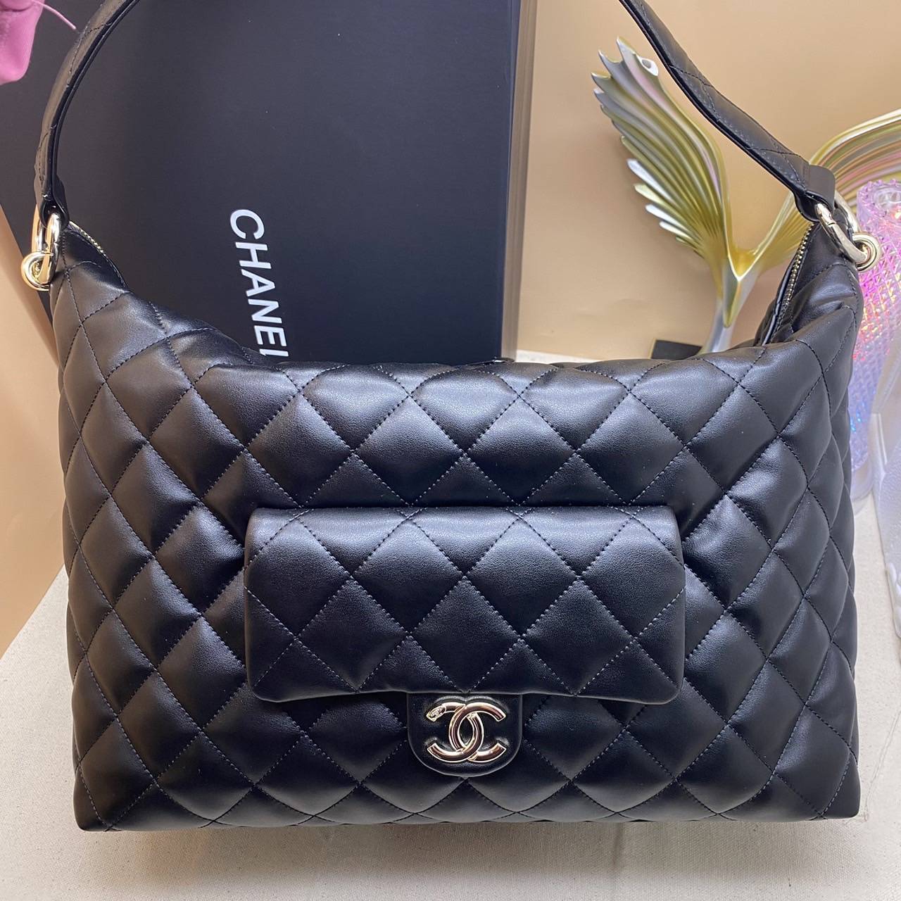 Chanel Maxi Hobo Bag 23B 36cm ออริสลับแท้ ใช้งานต่างประเทศได้ งานเกรดหนังสวย อะไหล่ทองสวยหรู กระเป๋าสะพายทรงโฮโบใบใหญ่ จุของได้เยอะ มี 2 ขนาดกำลังสวย ดีไซน์ใหม่ 2023 ตัวแม่ตัวมัม ห้ามพลาดเลยค่า