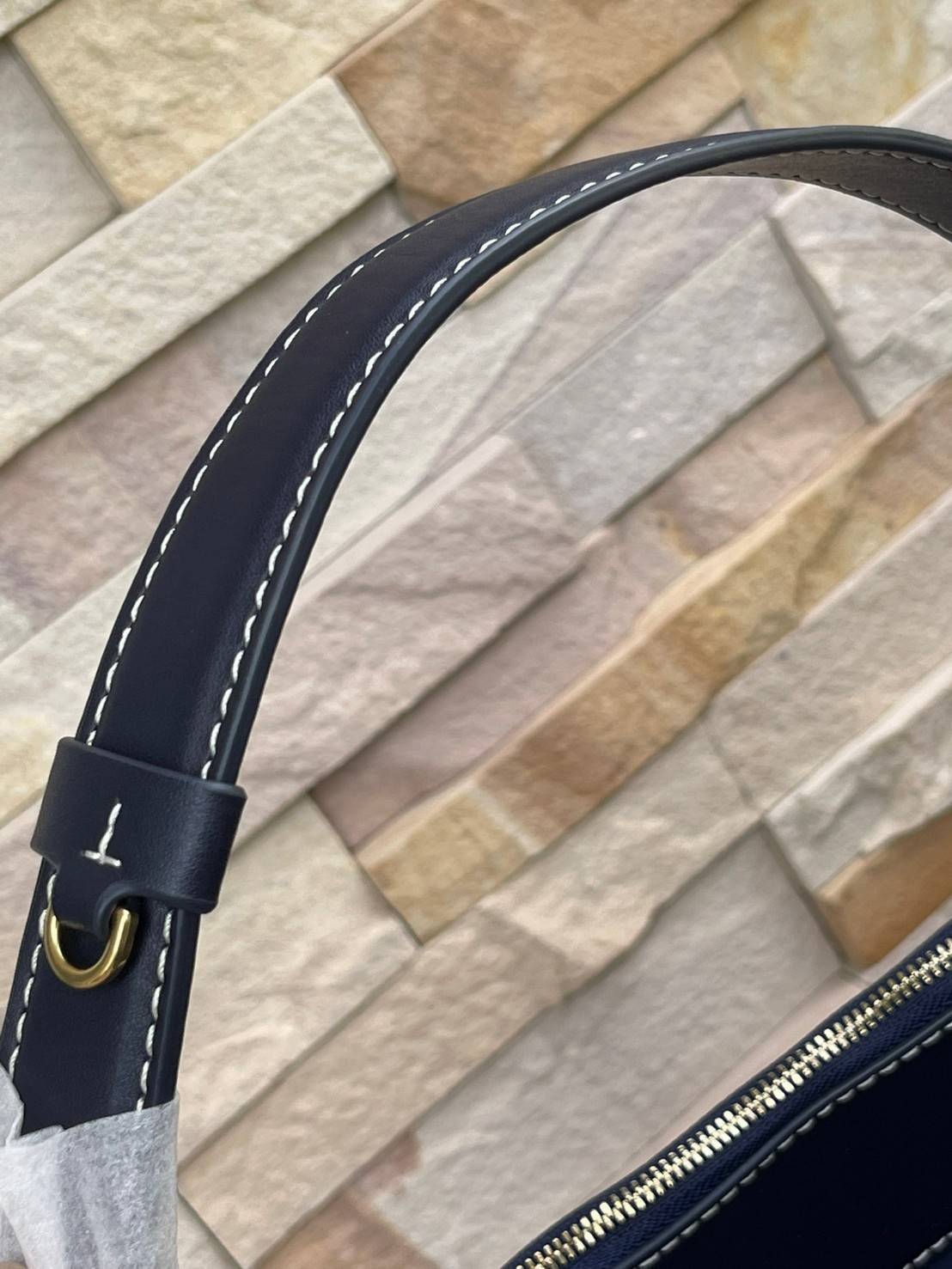 Tory burch t monogram jacquard drawstring hobo อีกหนึ่งคอลเลคชั่นจาก T monogrameที่ออกแบบมาในรูปทรงกระเป๋า hobo เป็นกระเป๋าที่มีพื้นที่เยอะในการจัดเก็บสิ่งของได้อย่างดีเยี่ยม ลวดลายสีสันของกระเป๋าทอลายแบบแจ๊คการ์ดอย่างประณีต สะท้อนให้เห็นถึงกลิ่นอายงานฝีม