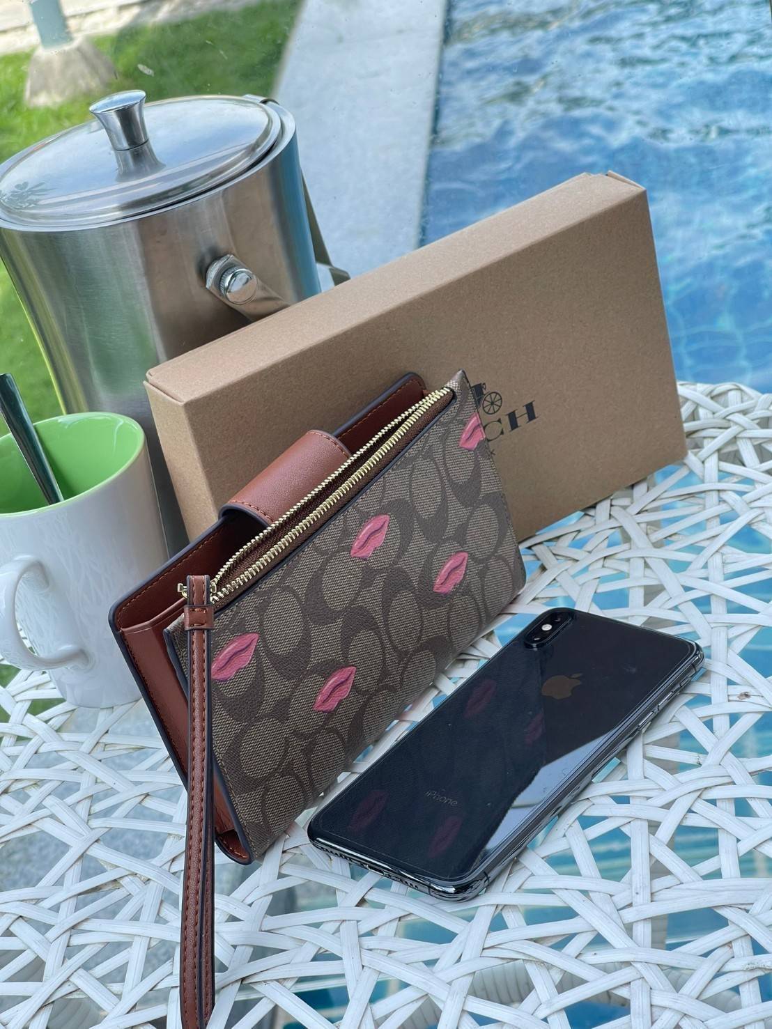 COACH TECH WALLET IN SIGNATURE CANVAS อีกหนึ่ง collection ของกระเป๋าสตางค์ที่ดีไซน์ทันสมัยให้ใช้งานได้แบบครบครัน เป็นกระเป๋าสตางค์ ที่มีช่องสำหรับใส่โทรศัพท์มือถือ ธนบัตร เหรียญ และบัตรต่าง ๆ ใช้งานแบบ2ด้าน เพิ่มความสะดวกสบายด้วยสายคล้องมือ ช่วยให้พกไปไหน