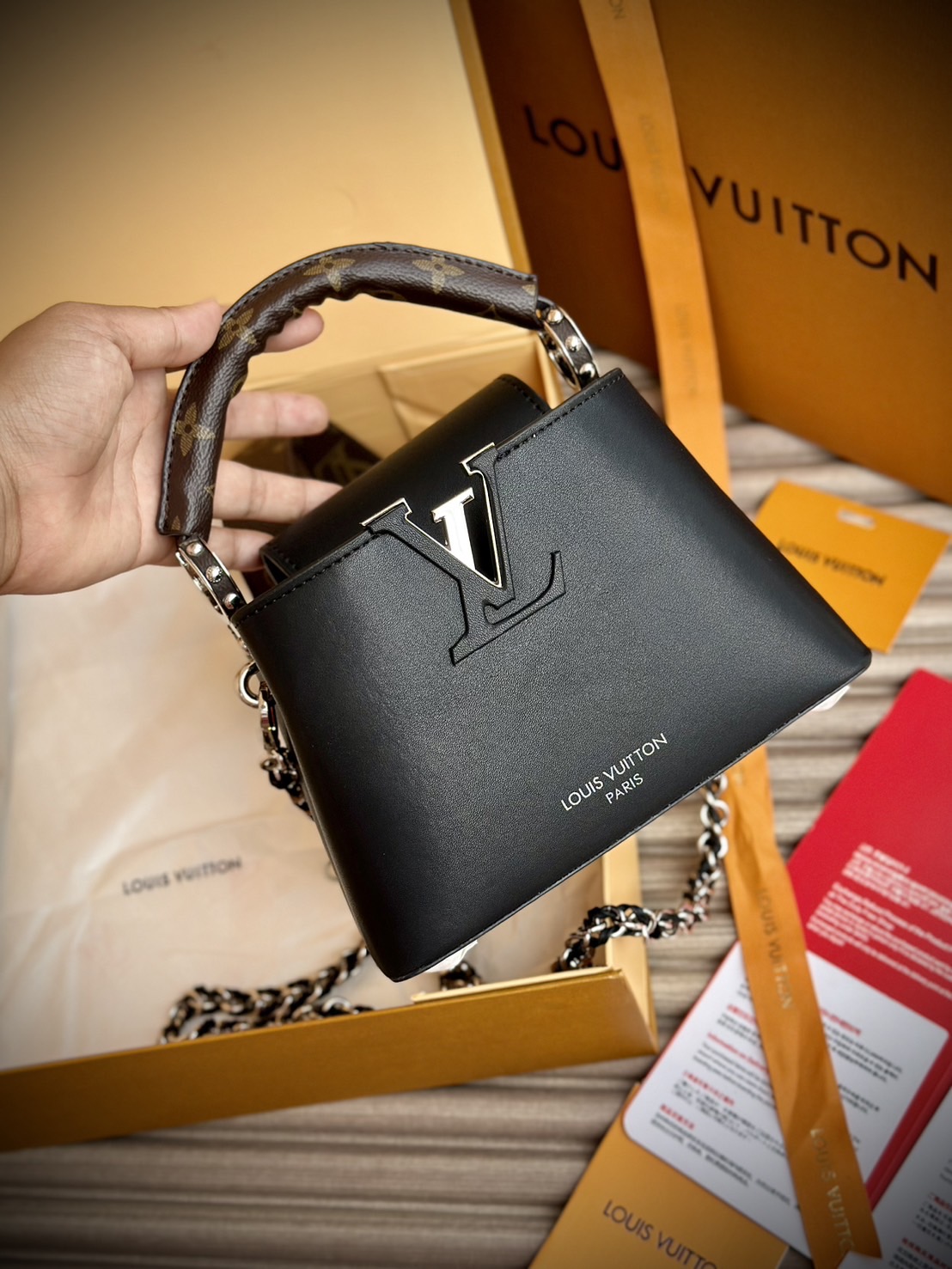 LV Capucines East-West Mini Bag กระเป๋าถือสุดหรู ดีไซน์สวยสีดำคลาสสิค ไซส์มินิดีงามม้ากกกก!! มาพร้อมหูจับในตัว ด้วยรูปทรงวินเทจ ทำให้ไอเท็มนี้สะกดทุกสายตาจริงๆ