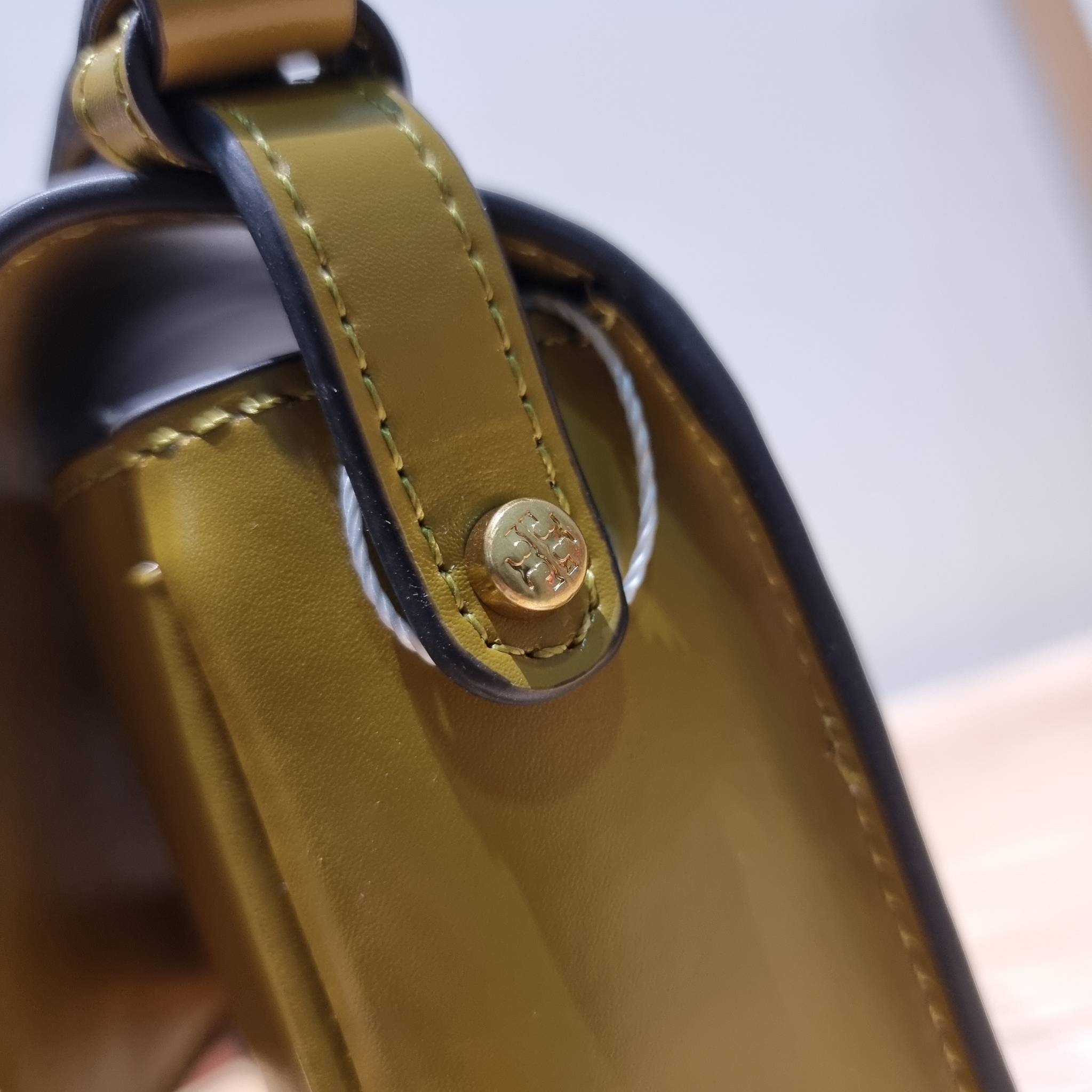 TORY BURCH ROBINSON SPAZZOLATO CONVERTIBLE SHOULDER BAG คอลเลคชั่นใหม่ สวยก่อนใคร ในราคาสุดคุ้ม! กับกระเป๋าสะพายไหล่ ดีไซน์สุดหรู หนังแก้วเงาสวยคม สีผู้ดี รูปทรงใช้งานได้ทุกลุค