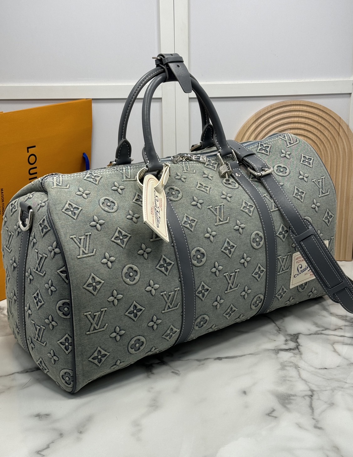 LV Keepall Bandoulière 50 denim classic travel bag กระเป๋าเดินทางสุดคลาสสิก ออกแบบใหม่ด้วยผ้าเดนิมสีซีดพร้อมลาย Monogram ภายในกว้างขวาง ขนาดเหมาะสำหรับการพักผ่อนในวันหยุดสุดสัปดาห์ หรือขึ้นเครื่องใส่สัมภาระได้อย่างครบถ้วน ตอบโจทย์มากค่ะ