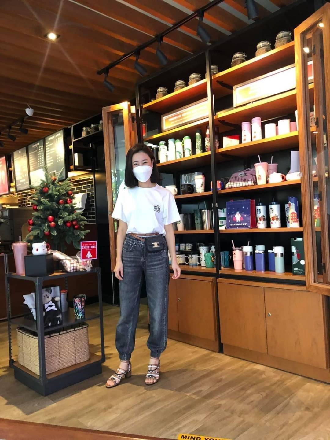 CELINE MINI TRIOMPHE IN TRIOMPHE CANVAS กระเป๋ามินิทรงชิค ดีไซน์รูปกล่องสุดแสนมินิมอล สามารถสะพายแบบ Crossbody และยังเป็น Belt Bagได้อีกด้วย วัสดุแคนวาสลาย Triomphe แบบไม่มีตกยุค ด้านหน้าโดดเด่นด้วยโลโก้สีทอง เป็นอีกหนึ่งตัวเลือกให้คุณเลือกสะพายในชีวิตประ