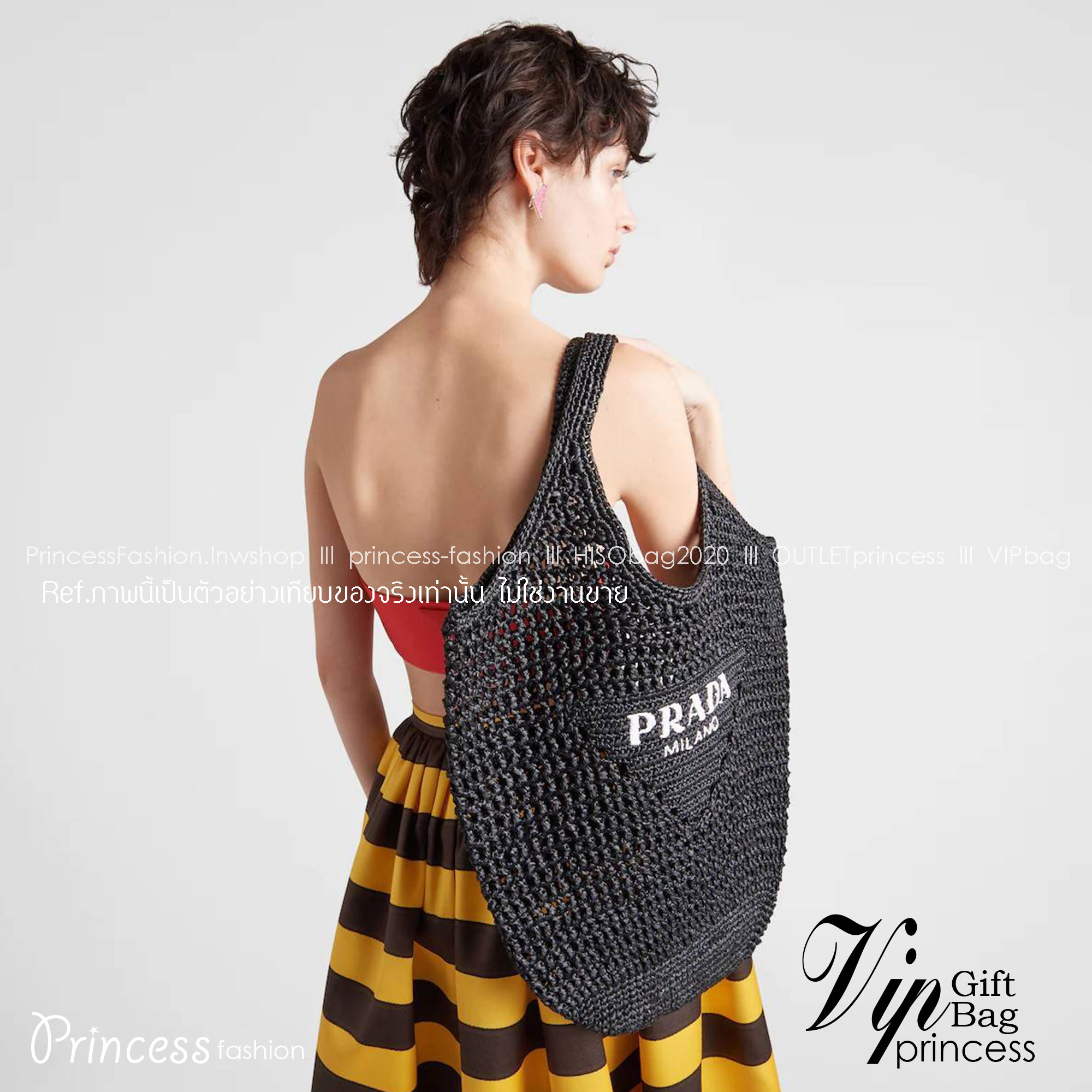 PRADA RAFFIA TOTE BAG สวยไม่ซ้ำใคร สไตล์บีช เหมาะมากกับการสะพายไปเที่ยวทะเล หรือจะใช้ในวันสบายๆก็ตอบโจทย์ กับกระเป๋าสะพายสานใบใหญ่ ตัวกระเป๋าเป็นวัสดุสังเคราห์จากธรรมชาติ