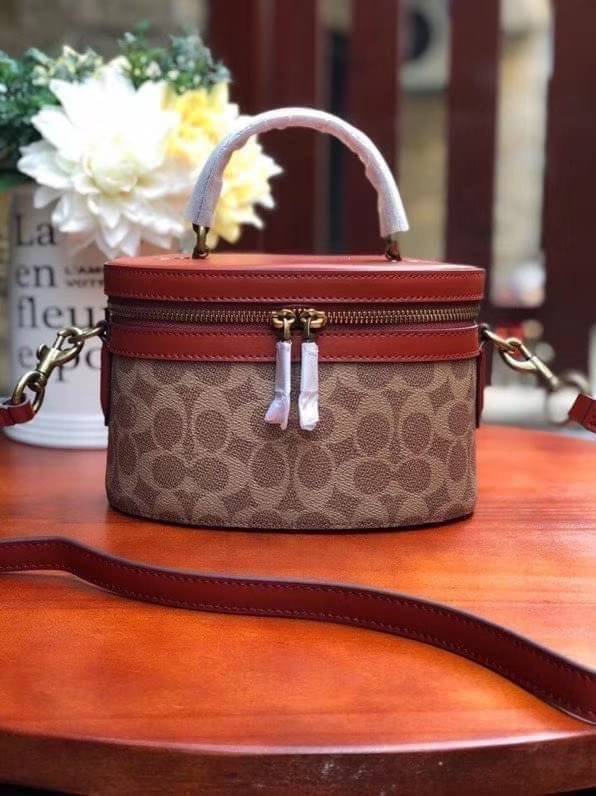 Coach Selena Trail Signature Bag กระเป๋าทรงกล่องใหม่ล่าสุด ภายในกว้าง ใส่ของได้จำนวนมาก มาพร้อมสายสะพายcrossbody ที่สามารถปรับระดับได้ ใครยังไม่มีห้ามพลาดแล้วนะคะ สามารถสะพายไปทำงาน หรือไปเที่ยวชิวๆเก๋ๆ