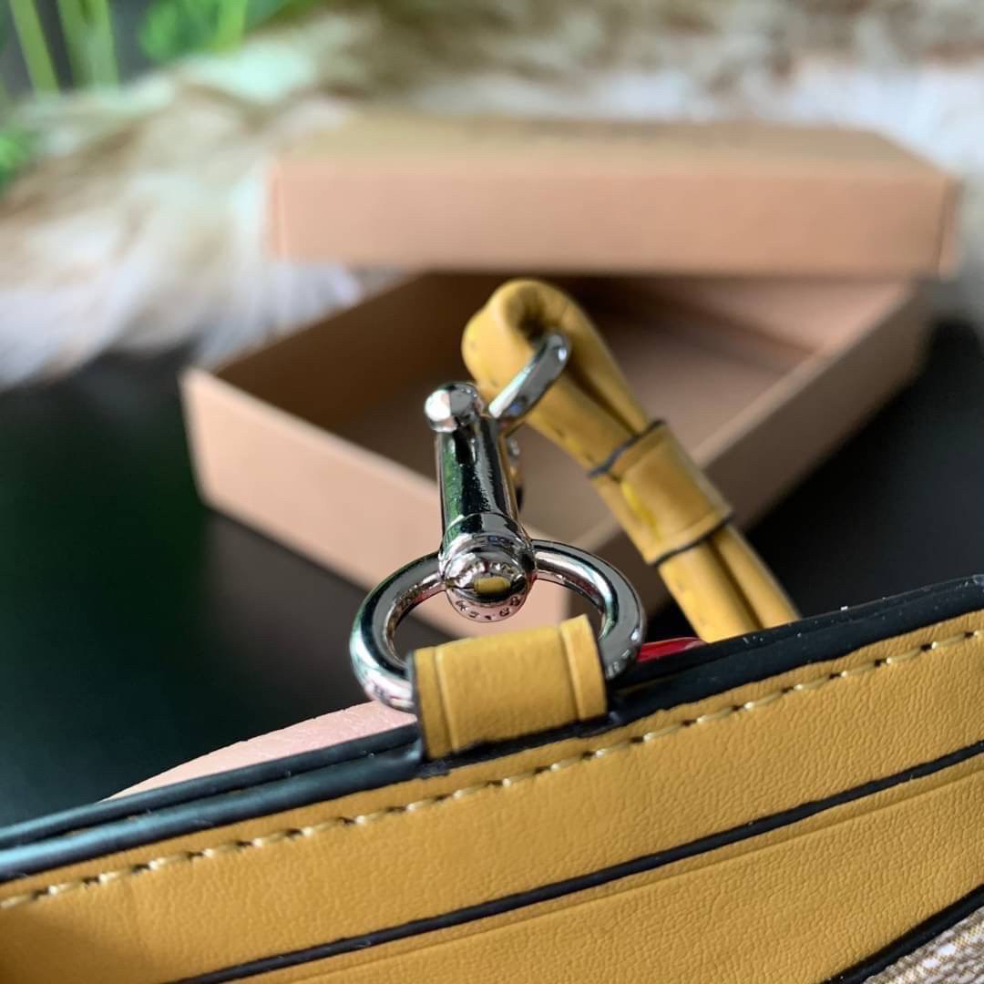 COACH F63274 ID LANYARD IN SIGNATURE COATED CANVAS กระเป๋าใส่บัตรคล้องคอ ลาย C ทั้งใบ ด้านหน้าตกแต่งชื่อแบรนด์ สวยมากกก ใส่บัตรพนักงาน และบัตรต่างๆ มาพร้อมสายคล้องคอ สายถอดออกได้ ตัวกระเป๋ามี 3 ช่องค่ะ