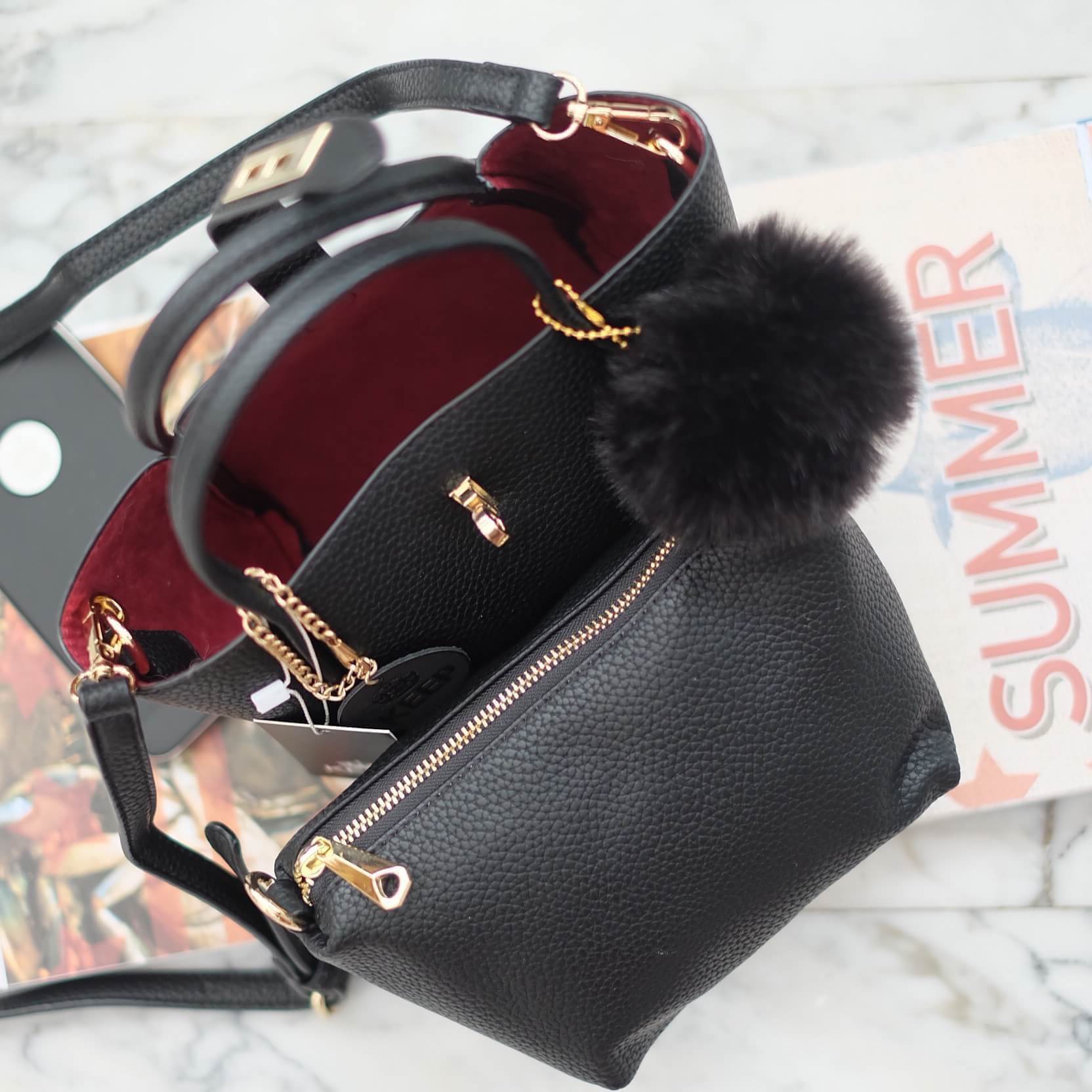 รุ่นมาใหม่ everyday keep handbag 👑สวย หรู เวอร์วัง อีกแล้วค่า 👍 กระเป๋า ถือ//สะพายข้าง หนังสวยๆ มาพร้อมพวงกุญแจ ปอมปอม ฟรุ้งฟริ้ง น่ารักมาก เข้ากับกระเป๋าคะ ตัวกระเป๋าเป็นหนังวัวสังเคราะห์ อย่างดี เนื้อนิ่มหนา อยู่ทรง มีกระเป๋าเล็กๆด้านในแ