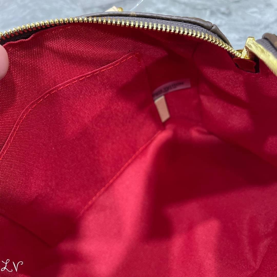 LV Speedy Bandoulière 20 Bag Monogram Canvas กระเป๋าทรงหมอนไซส์เล็กน่ารัก ดีไซน์น่าใช้มากๆ พิมพ์ลายโมโนแกรม ภายในเป็นช่องกว้าง มาพร้อมสายสปอร์ตสวยเท่ห์มาก ใบจริงสวยเกินเบอร์!! ไม่ผิดหวังจ้า