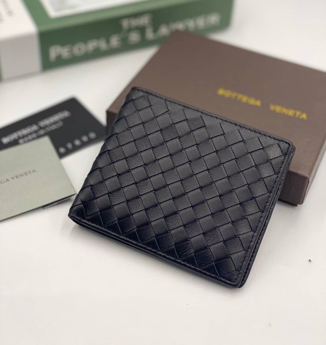 VIP 】หนังแท้ BOTTEGA VENETA WALLET กระเป๋าสตางค์ใบสั้นคุณผู้ชาย รุ่นตามหา มาเท่าไหร่ไม่เคยพอเลยค่า เป็นรุ่นคลาสสิกที่หยิบมาใช้งานได้บ่อยที่สุด งานหนังลูกวัวแท้ทั้งใบสวยมากนะคะ ใช้ทนทานได้นานเลยค่ะ ภาพสินค้าถ่ายจากงานขายจริง พร้อมส่งที่ไทยราคาสุดคุ้มห้ามพล