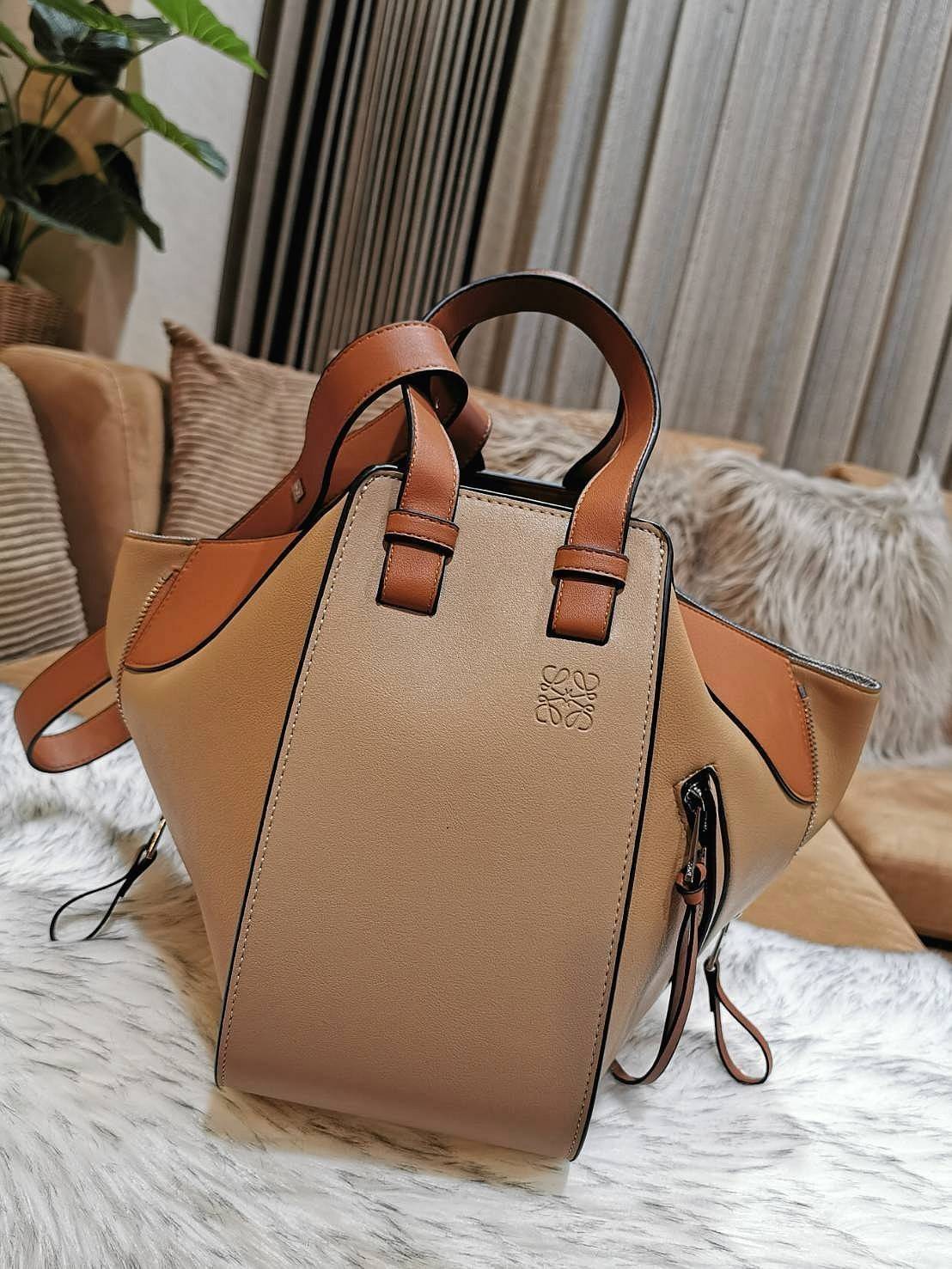 LOEWE Hammock Small leather and canvas LOEWE HANDLE & SHOULDER BAG GIFT WITH PURCHASE (GWP) กระเป๋าถือหรือสะพายหนังแท้พรีเมี่ยมกิ๊ฟ Limited จาก LOEWE PERFUME DUTYFREE รุ่น Rare items สุดๆวัสดุหนังแท้ Calfskin หนังสวยดีไซน์มีเอกลักษณ์ ใบใหญ่กำลังดี น้ำหนัก