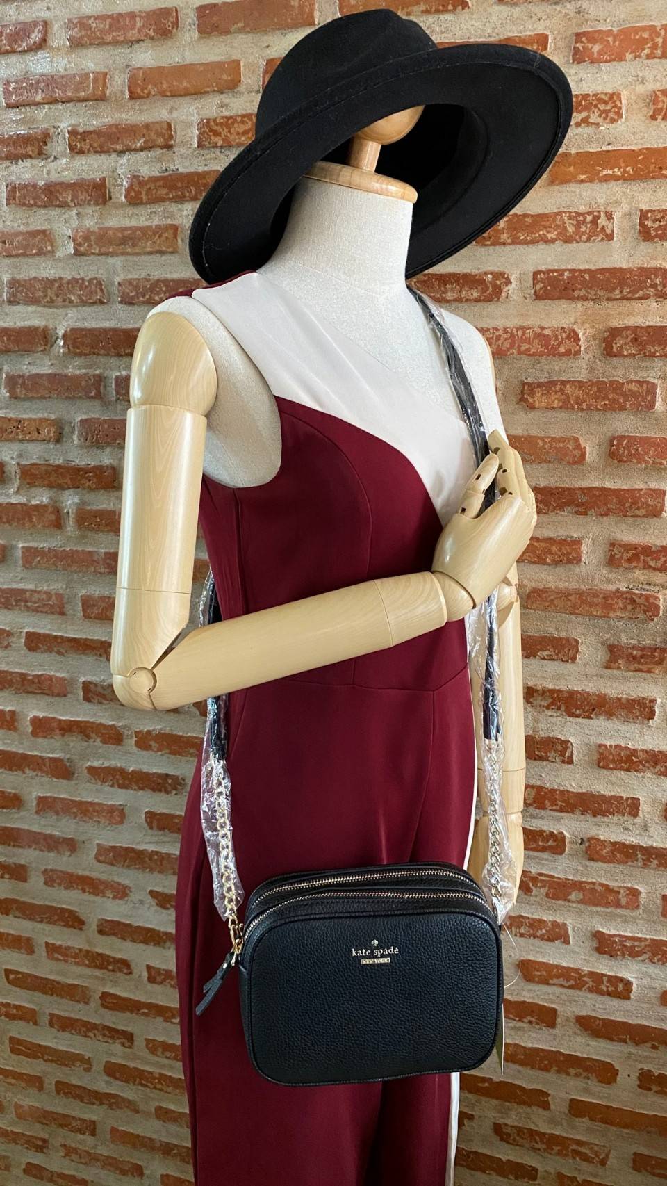 ของแท้ Kate Spade New York Mini Leather Shoulder Bag กระเป๋าสะพายขนาดมินิหนังสวยหรูอยู่ทรงด้านหน้าประดับโลโก้สีทอง