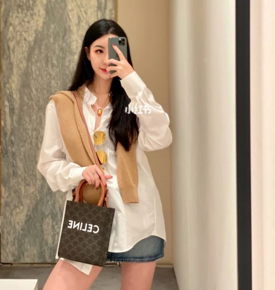 หนังแท้ CELINE MINI VERTICAL CABAS IN TRIOMPHE CANVAS AND CALFSKIN WITH CELINE PRINT / CELINE TOTE พร้อมส่งที่ไทย กระเป๋าโท้ททรงตั้ง CABAS TRIOMPHE ขนาดมินิ 17cm งานหนังแท้ CALFSKIN ทั้งใบ พร้อมหูหิ้วสองข้างและสายสะพายหนังแบบถอดได้ ภาพสินค้าถ่ายจากงานขายจ