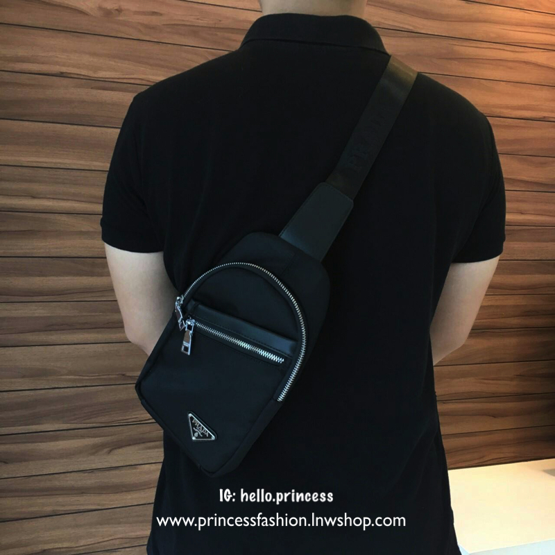 มาใหม่อีกหนึ่งรุ่น Prada เหมาะกับท่านชาย กับกระเป๋าคาดอก ทรงสวย ทรงฮิต วัสดุผ้า NYLON คุณภาพดี กันน้ำ100% ใส่ของได้หลากหลาย ตัวกระเป๋าอะไหล่สีเงิน มาพร้อมซิปด้านหน้ากระเป๋า ใส่ของได้หลากหลาย เพิ่มลุคเท่ในวันชิลๆให้กับคุณผู้ชายที่สุด จะซื้อใช้เองหรือเป็นขอ