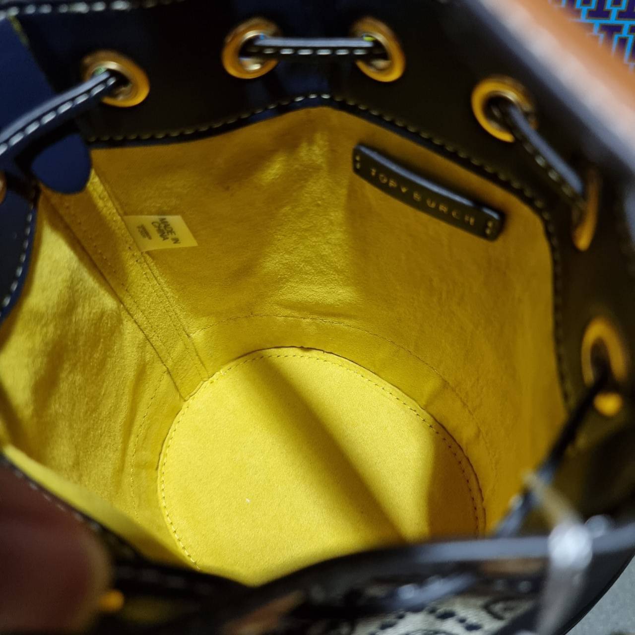 TORY BURCH T MONOGRAM JACQUARD MINI BUCKET BAG ที่สุดของรุ่นที่ตามหา!! ไอเท็มที่สาวๆเฝ้ารอ กระเป๋าบัคเก็ตทรงสวย ไซส์มินิ ที่ดาราเซเลปใช้กันมากมาย มาแล้วในราคาที่จับต้องได้