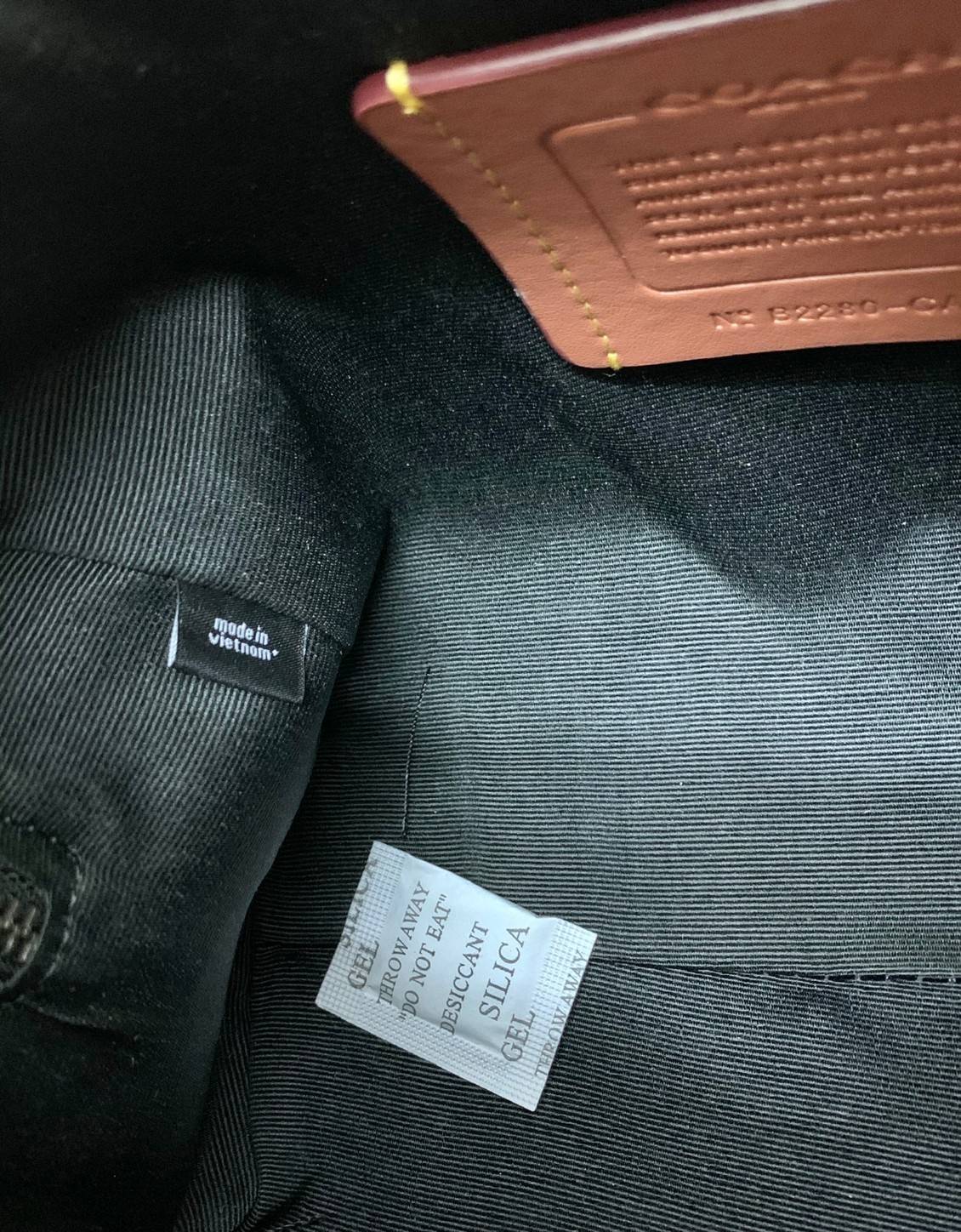 COACH GOTHAM DUFFLE 24 IN SIGNATURE CANVAS CA186 พร้อมส่ง กระเป๋าทรงหมอนรุ่นใหม่บ่าสุดปี 2022 รุ่นนี้สามารถใช้ได้ทั้งชาย//หญิง หนังแท้อย่างดี นิ่มทรงสวย มากๆค่ะ เปิด-ปิดกระเป๋าแบบซิปคู่ด้านบนมีกระดุมรวบหูหิ้วให้ด้วยนะคะ ภายในกระเป๋าสามารถใส่สัมภาระที่จำเป