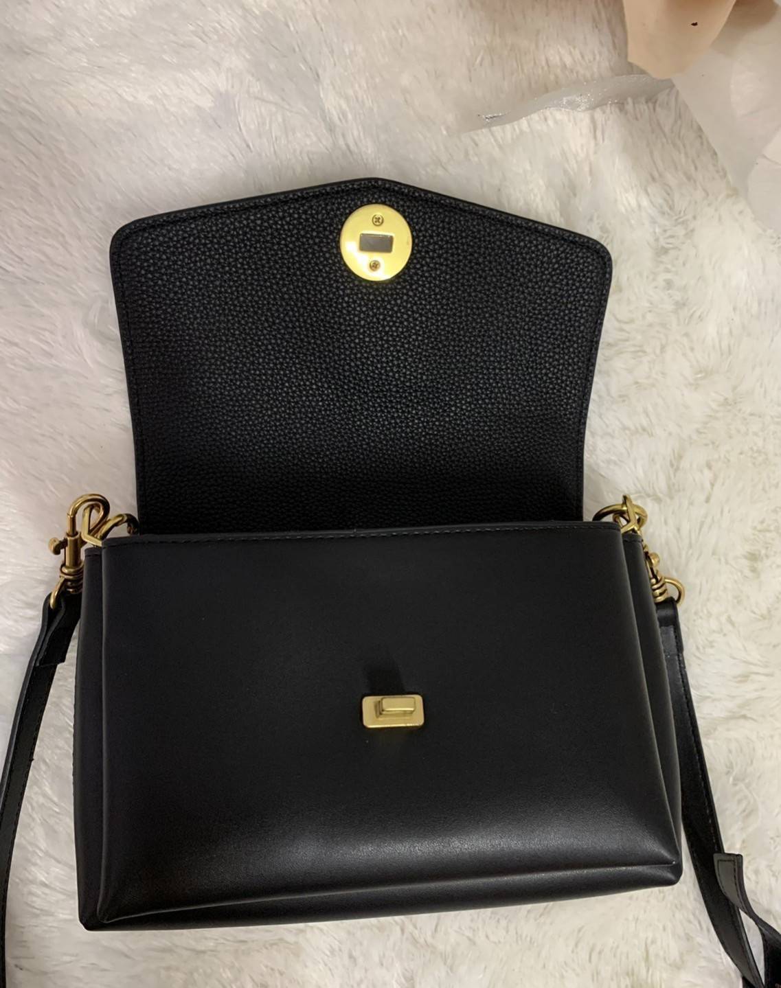 TORY BURCH KIRA MIXED-MATERIALS TOP-HANDLE SATCHEL กระเป๋าสะพายข้าง วัสดุหนังแกะสังเคราะห์ อะไหล่ทอง ด้านหน้าประดับโลโก้แบรนด์ ตกแต่งสายโซ่ห้อยสีทอง (สามารถถอดออกได้) เปิด-ปิดด้วยตัวล็อคหมุน ภายในโล่งกว้าง ซับในบุผ้าลายแบรนด์ แบ่งออกเป็น 3 ช่องใหญ่ พร้อมช