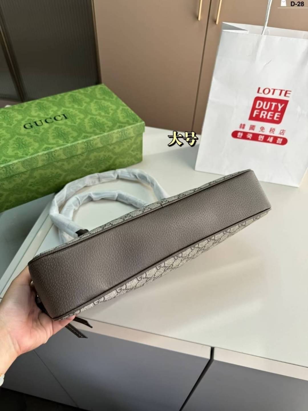 GUCCI Ophidia GG Top Handle Bag กระเป๋าสะพายคลาสสิค คลาสซี่กับคอลใหม่ กระเป๋าสะพายไหล่ที่มาแรงสุดๆในตอนนี้ ใช้ง่ายสะพายสะดวก หูสะพายในตัวแบบยาว ภายในเป็นช่องโล่ง รูปทรงเรียบหรู พิมพ์ลายโมโนแกรมเต็มใบ แต่งอะไหล่สีทองโลโก้ GG ตอบโจทย์และแมทช์ได้ทุกลุค