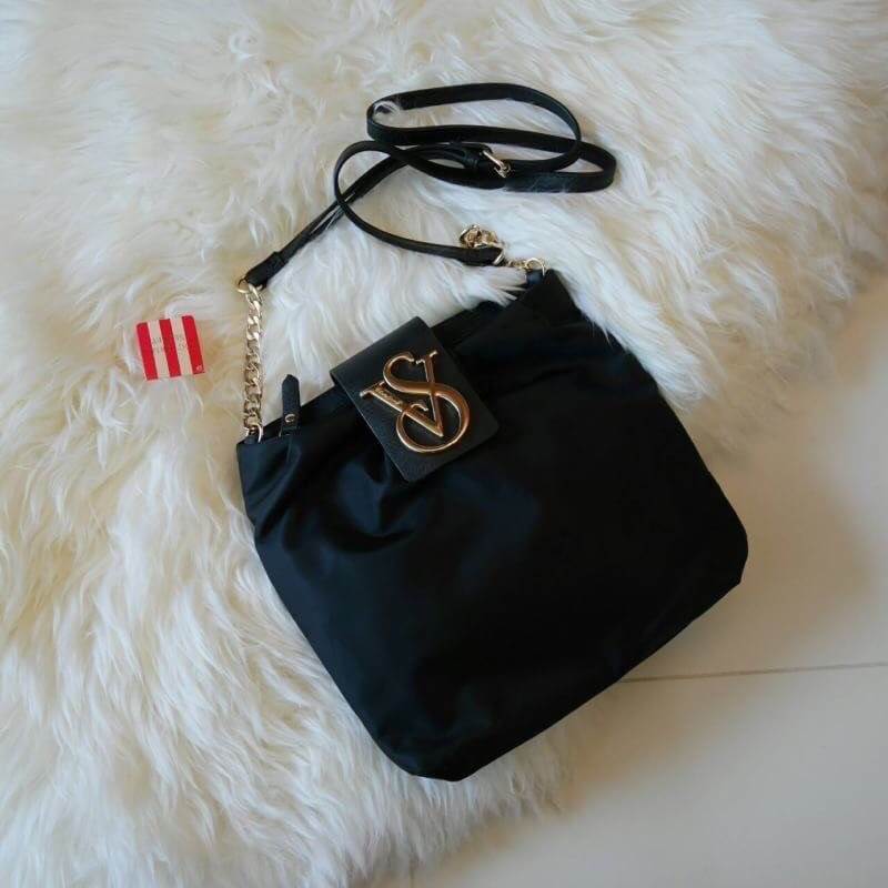 New!! Victoria Secret 2018 nylon crossbody bag กระเป๋าสะพายข้างทรงเก๋ วัสดุ nylon เต็มใบ อะไหล่ทอง กันน้ำได้ เปิดปิดด้วยฝากระดุมจับจีบเล็กน้อย ตกแต่งโลโก้ VS และซิปอีกขั้นคะ ด้านในสวยหรู จุของได้กำลังดี บุผ้าปั้มลายเสือ sexy ลื่นนิ่มมือ สายยาวปรับระดับได้