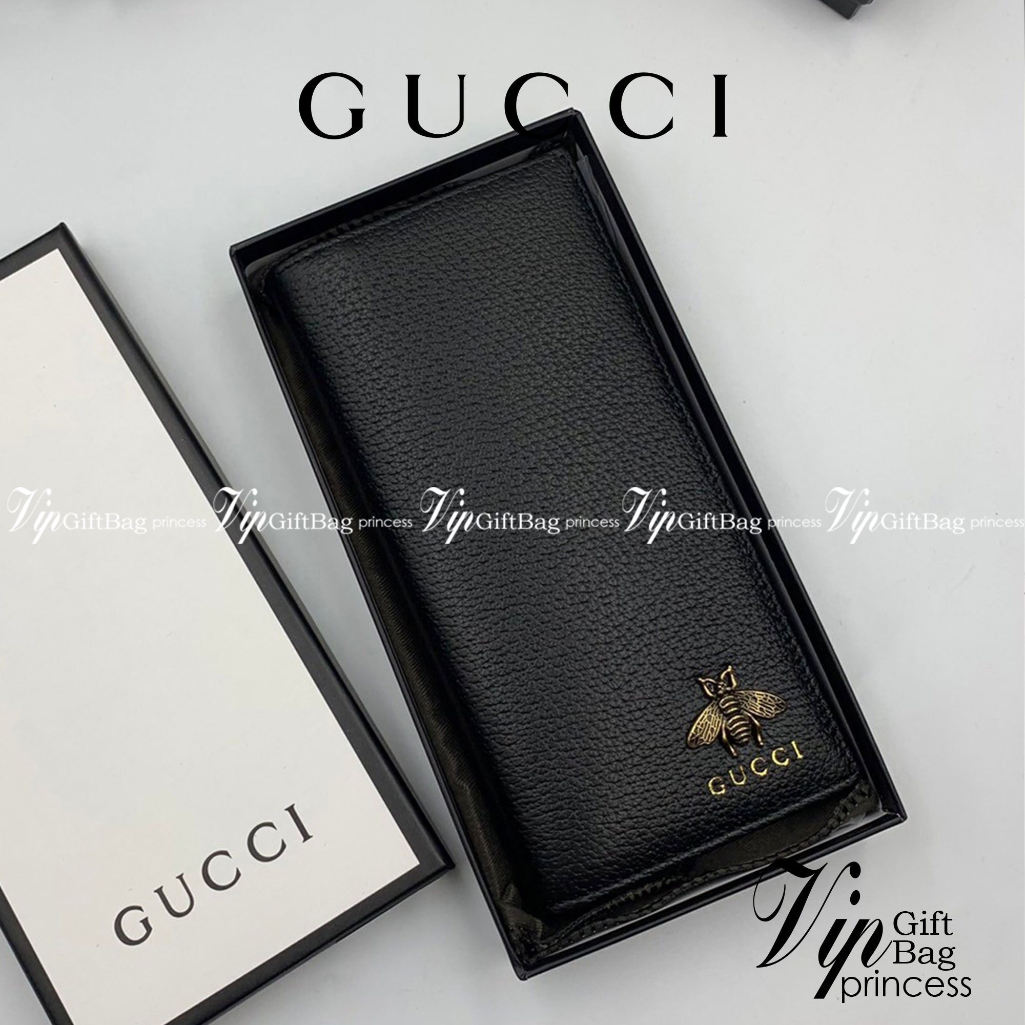 GUCCI MEN WALLET / GUCCI LONG WALLET / GUCCI WALLET กระเป๋าสตางค์ใบยาวผู้ชาย งานหนังแท้ ผสมผสานความสง่างามและคลาสสิกที่เข้ากับยุคสมัย ด้านหน้าโดดเด่นด้วยซิกเนเจอร์แบรนด์ เป็นอีกหนึ่งรุ่นที่ดาราเชเลปใช้กันเยอะมาก พร้อมส่งที่ไทย ภาพสินค้าถ่ายจากงานขายจริง ใ