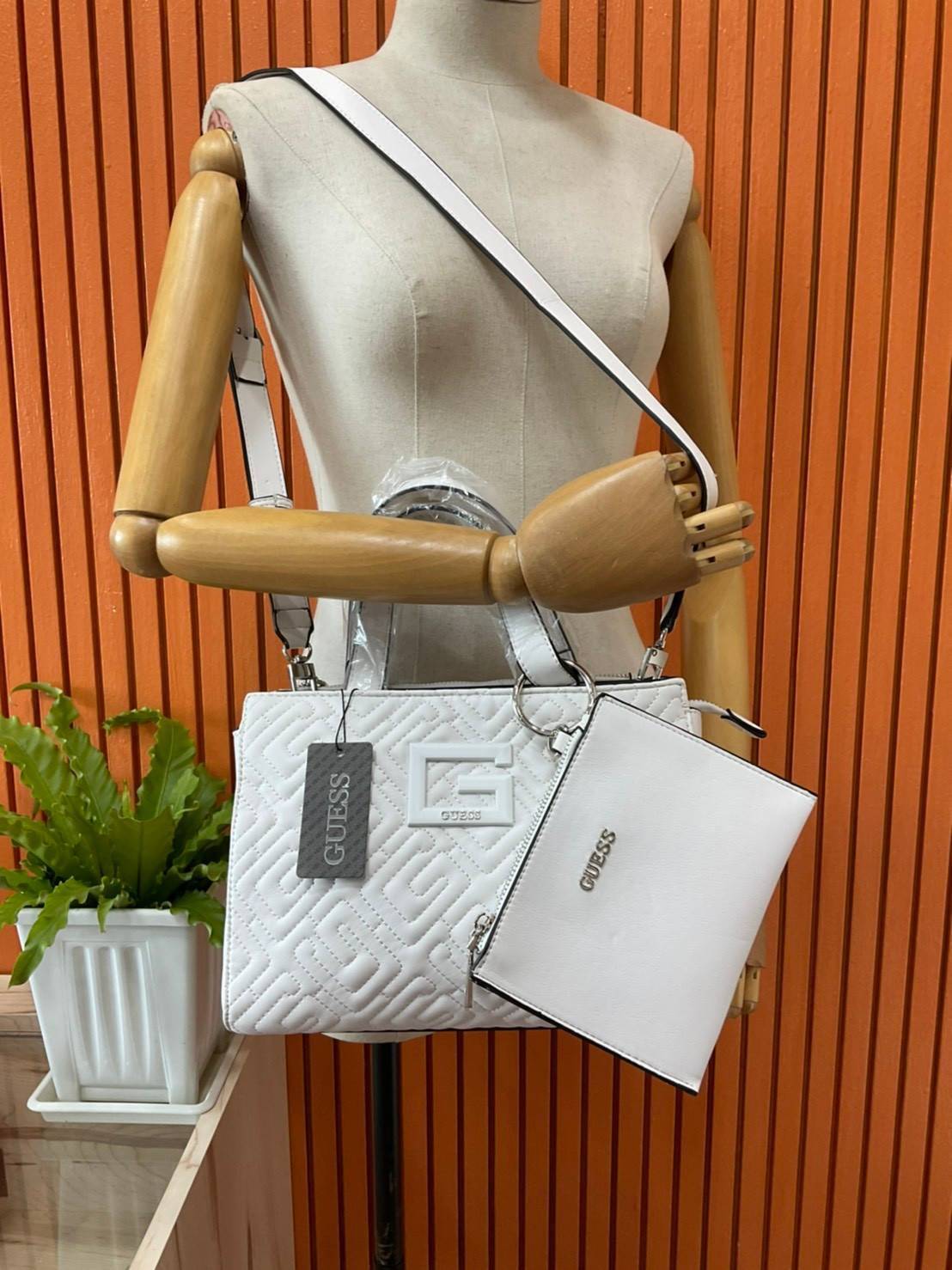 ของแท้ 💯% 】Guess Women’s Crossbody Bag กระเป๋าสะพายข้าง มาพร้อมกระเป๋าใบเล็ก ถอดออกแยกใช้งานได้ วัสดุ Pu หนังนิ่ม จับนุ่มมือมากๆ ด้านหน้าประดับโลโก้แบรนด์ กระเป๋ามีดีเทลเย็บลาย G