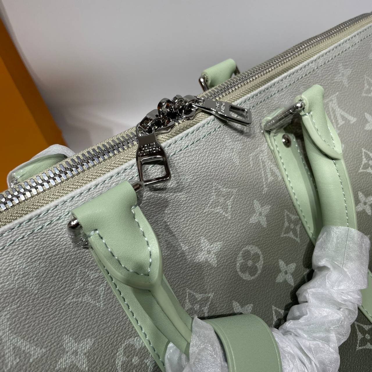 LV Keepall Bandoulière 45 Monogram Gradient Khaki green กระเป๋าเดินทางสุดคลาสสิค สีใหม่สีเขียวกากีไล่สี ได้อย่างลงตัวสวยงาม ไอเท็มที่จะทำให้การเดินทางไม่ธรรมดาอีกต่อไป