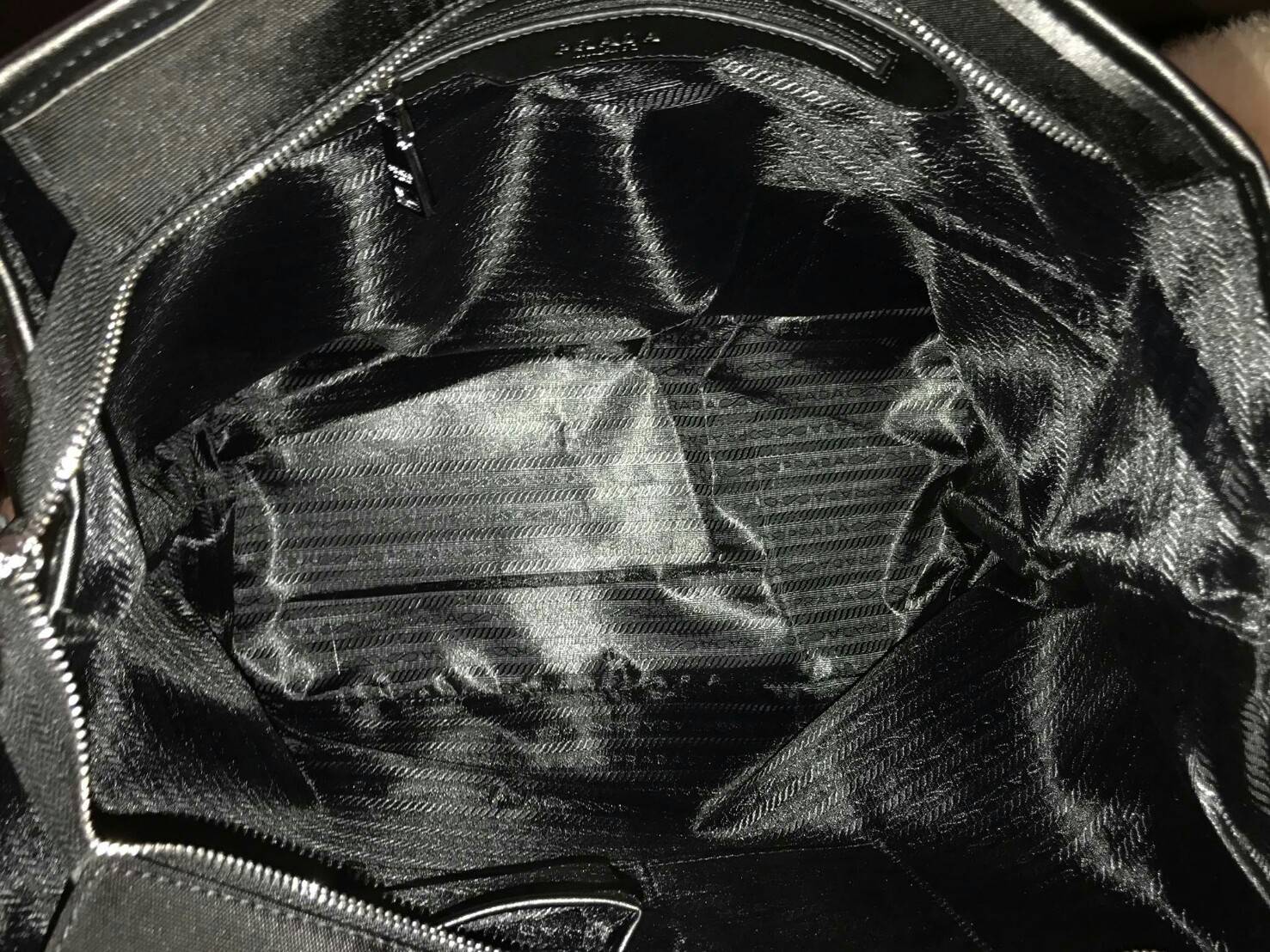 คุ้มจุใจสาวๆค้า ใบนี้ Must Have item! กระเป๋าสะพายทรง TOTE ใบใหญ่ จากพรีเมี่ยมกิ้ฟท์เคาเตอร์แบรนด์ PRADA อะไหล่เงินทั้งใบ เปิดปิดด้วยซิป สะพายไหล่ได้ ไม่ติด จุคุ้มมากสุดๆค่ะ ใส่เสื้อผ้า 1-2 วันได้สบาย ด้านข้างสามารถปรับได้สองทรงตามสไตล์การแต่งตัว เหมาะมาก