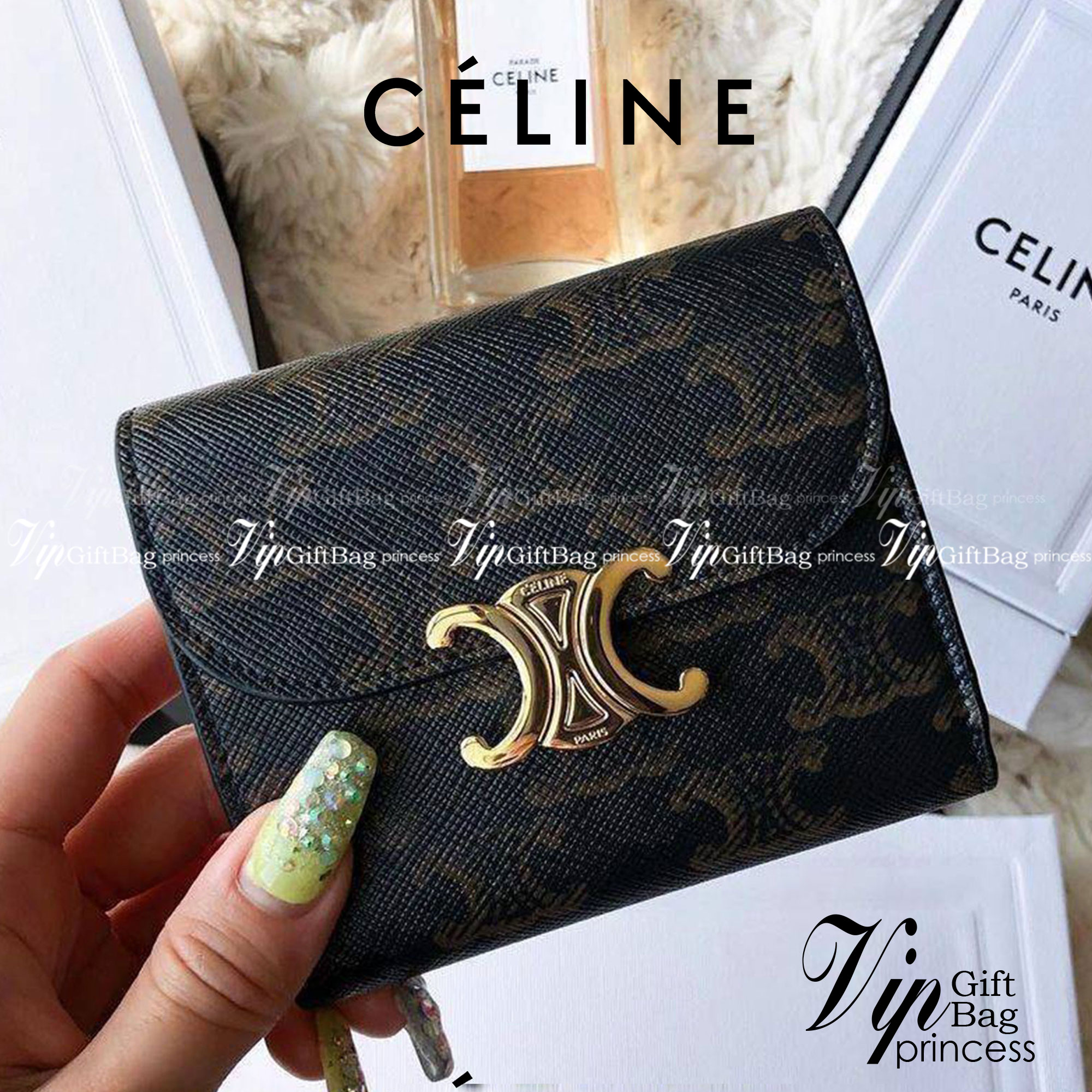 CELINE SHORT WALLET VIP GIFT WITH PURCHASE (GWP) พรีเมี่ยมกิ๊ฟ Limited จาก CELINE HAUTE PARFUME DUTYFREE COUNTER วัสดุ Triomphe Canvas หนังสวยอยู่ทรงปั้มโลโก้ด้านหน้าเปิดปิดฝาพับกระดุม ภายในมีช่องแบ่งหลายช่อง มีช่องใส่บัตรหลายช่อง ช่องใส่เหรียญ ช่องใส่ธนบ