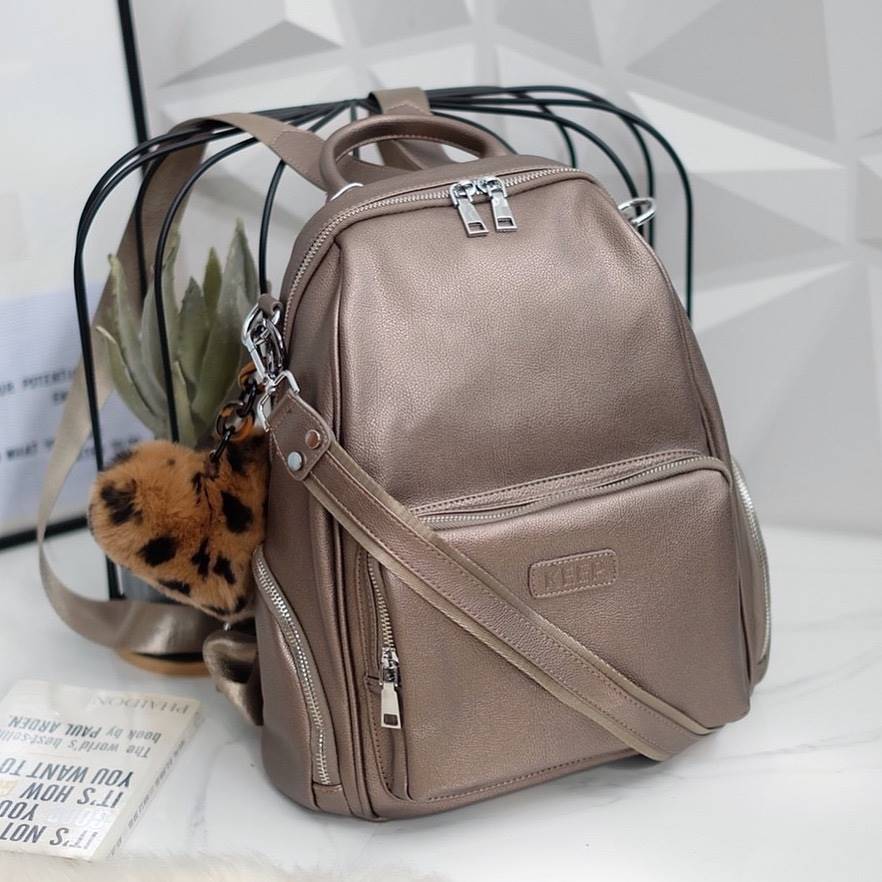 กระเป๋า ทรงน่ารัก มากๆๆๆ จากแบรนด์ KEEP รุ่น Misty backpack มาใหม่ หนัง Microfiber ผิวสัมผัสคล้ายหนังวัวแท้ เนื้อหนา นิ่มมือ พิเศษ!! เป้ใบนี้ มีสายสั้นหนังสำหรับสะพายไหล่ให้ด้วยคะ ใครชอบเป้สไตล์นี้ ห้ามพลาดเลยน๊า สวยจริง คอนเฟิร์มเลย