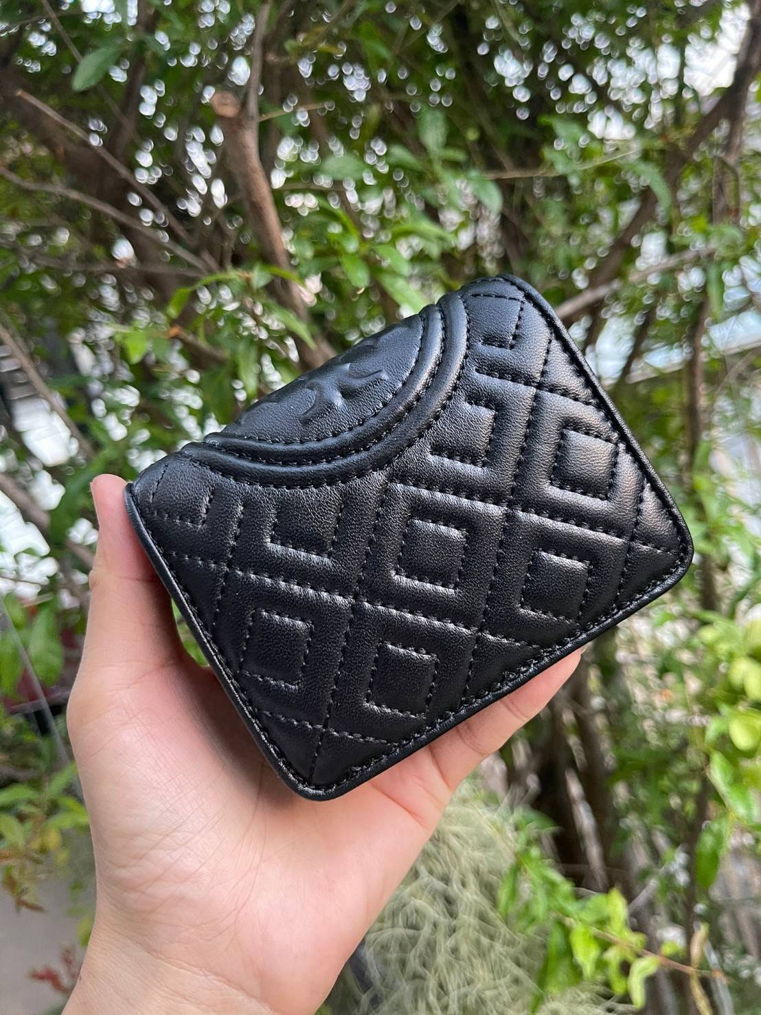 ของแท้ 💯% Tory burch fleming bifold mini wallet กระเป๋าสตางค์ทรงพับ2ตอนที่มีฟังก์ชั่นครบ ทั้งใส่การด์ เหรียญและธนบัตรได้ ดีเทลลายตารางเย็บสองชั้น