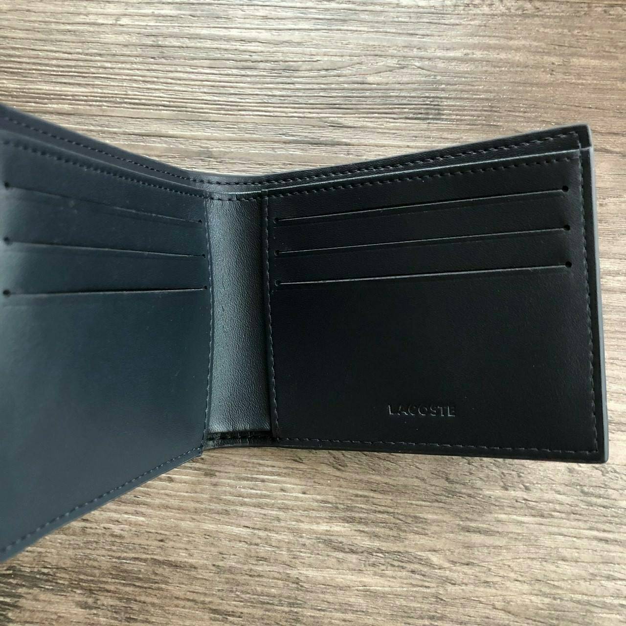 LACOSTE Short Wallet with Key Set กระเป๋าสตางค์ใบสั้น Set สุดคุ้มมอบให้เป็นของขวัญหรือใช้เองก็แนะนำค่ะ อุปกรณ์ : มาพร้อมพวงกุญแจ + ถุงกระดาษแบรนด์ + กล่องแบรนด์
