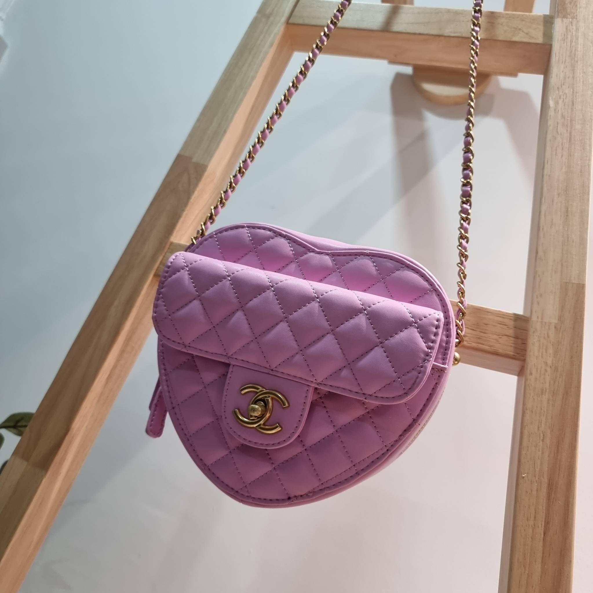 CHANEL Heart Bag Lambskin & Gold-Tone Meta สวยมาก มงลงมาก!! กระเป๋าสะพายสุดคิ้วท์ ที่ดีไซน์รูปทรงหัวใจไม่ซ้ำใคร น่ารักทุกสี น่าใช้ไปเลยแม่!! วัสดุหนังแกะฟอกสี เปิด-ปิดด้วยซิป ด้านหน้ามีช่องเก็บของจุกจิก ภายในเป็นช่องโล่ง ใส่มือถือ ใส่กระเป๋าสตางค์สั้นได้ 