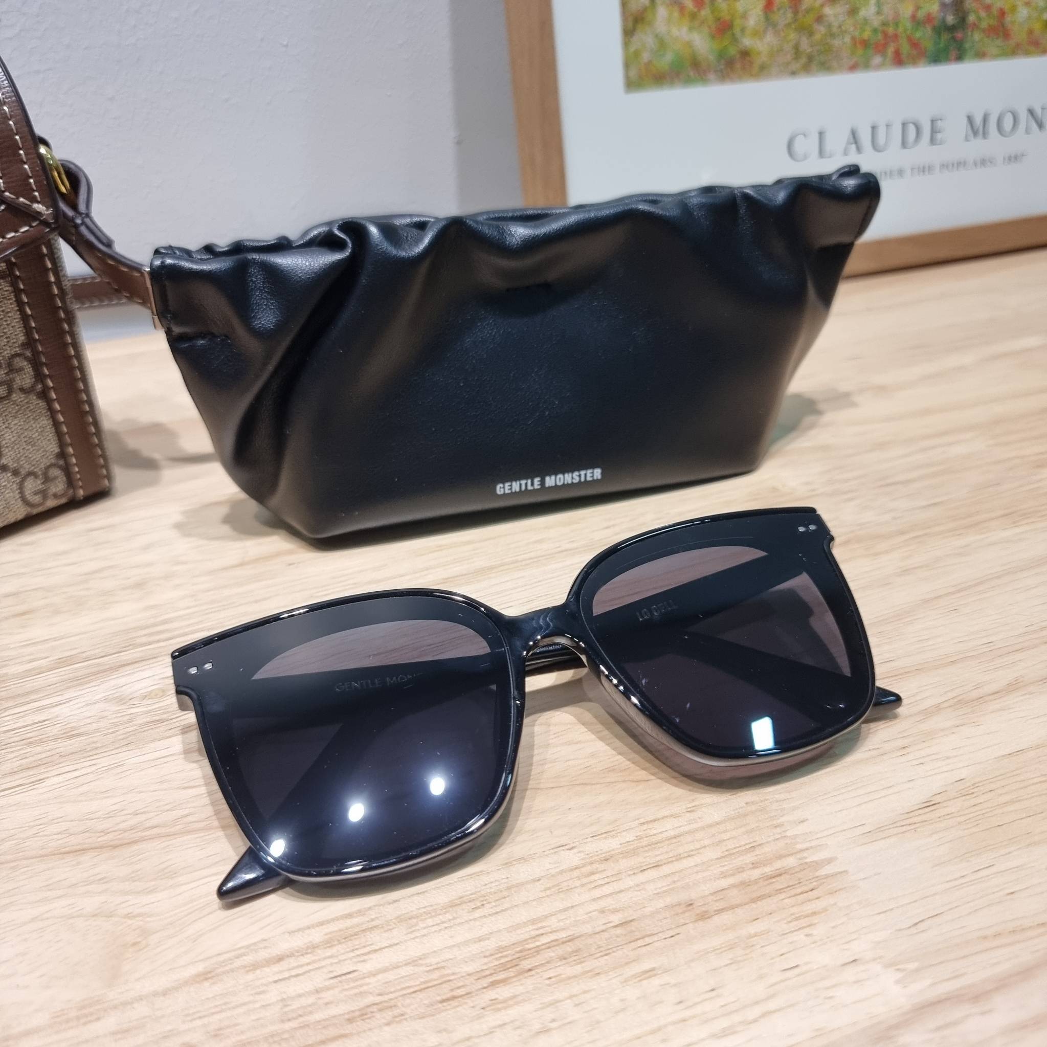 Set 3 ชิ้น Gucci Horsebit 1955 mini bag / Gucci Phone Bag box set ชวนสะสม ใครมองหาของขวัญอยู่ เซ็ทนี้จัดว่าเลิศมาก! กับการจับเอารุ่นยอดฮิต มามิกซ์รวมกับไอเท็มสุดคุ้มของมันต้องมี!! จัดเรียงให้อยู่ในกล่อง box set ลิมิเต็ด ที่มีทั้งแว่นตา gentle monster แบรน