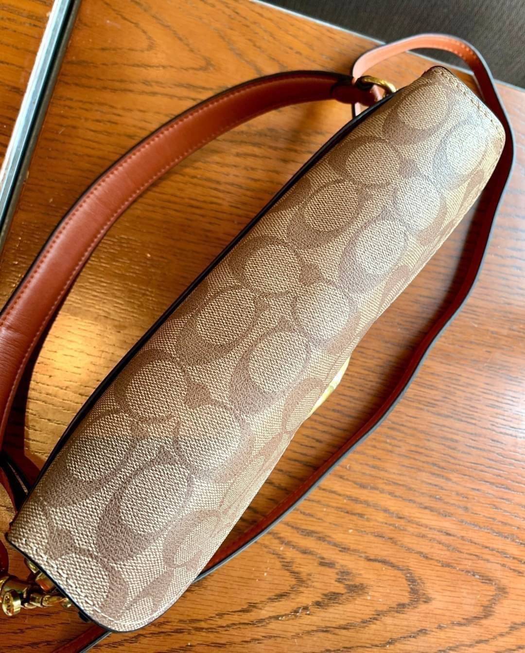 COACH TABBY SHOULDER BAG 26 พร้อมส่งที่ไทยอีกครั้งค่ะ!! กระเป๋าหิ้ว//คล้องไหล่//สะพายข้างได้ สุดคุ้ม! หนังแท้เรียบคลาสสิคเพิ่มความหรูเข้ามาค่ะ ด้านหน้ามีอะไหล่แบรนด์ตัวใหญ่โดดเด่น เปิดปิดกระเป๋าแบบกระดุมแม่เหล็ก ภายในมีช่องหลักใส่ของ2ช่อง;สามารถใส่กระเป๋า