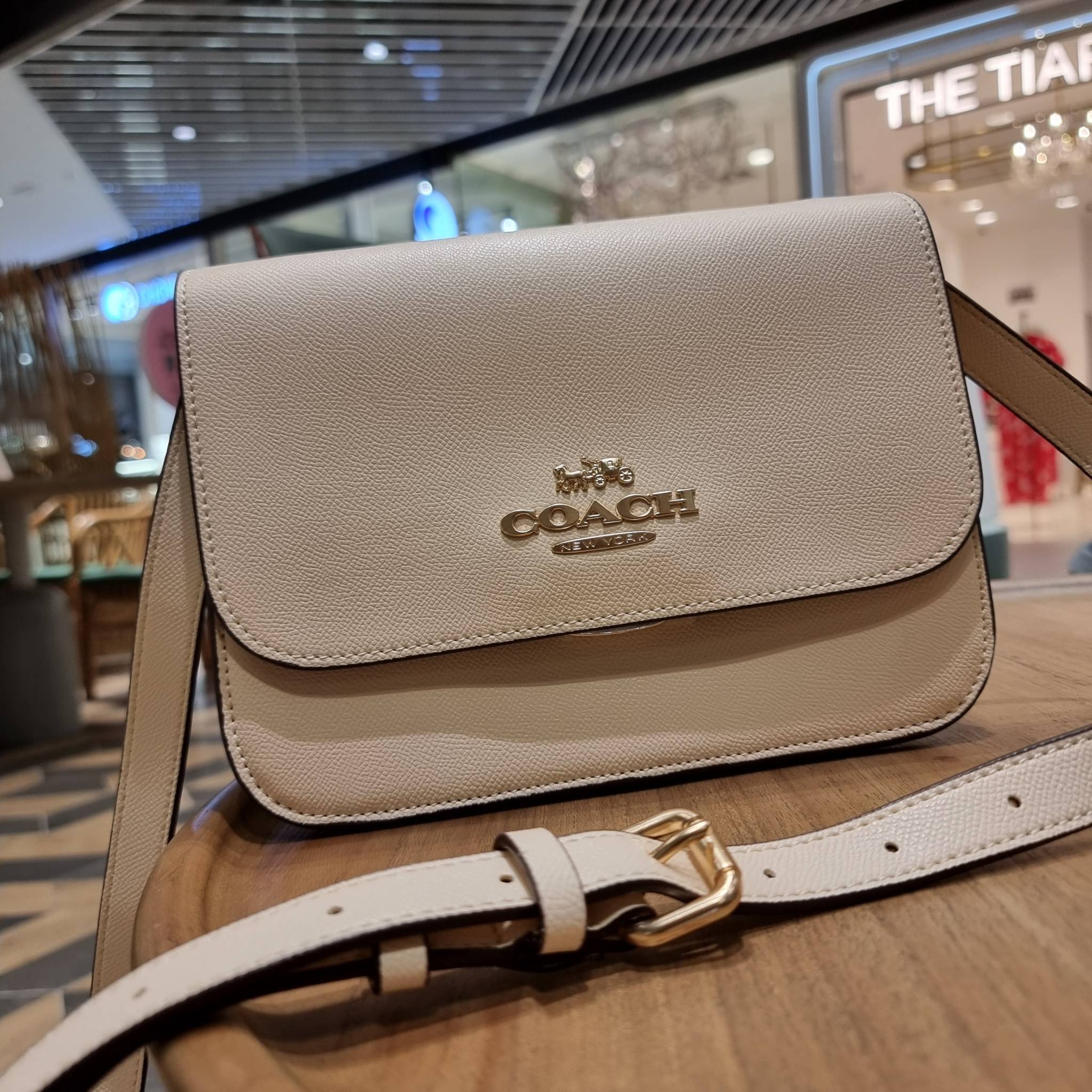 COACH C5632 BRYNN FLAP CROSSBODY แซ่บที่สุด ใหม่ที่สุด!! คอลเลคชั่นใหม่!! มองยังไงก็หลงรักละสายตาไม่ไหว กระเป๋าสะพายข้างลุคไฮน์ ที่ดีไซน์ออกมาได้ปัง และดูแพงมากๆ ด้วยดีเทลคลาสสิค รูปทรงใช้งานง่าย เรียบๆแต่มีดีเทล วัสดุหนัง crossgrain สวยคม!!! เปิด-ปิดด้วย