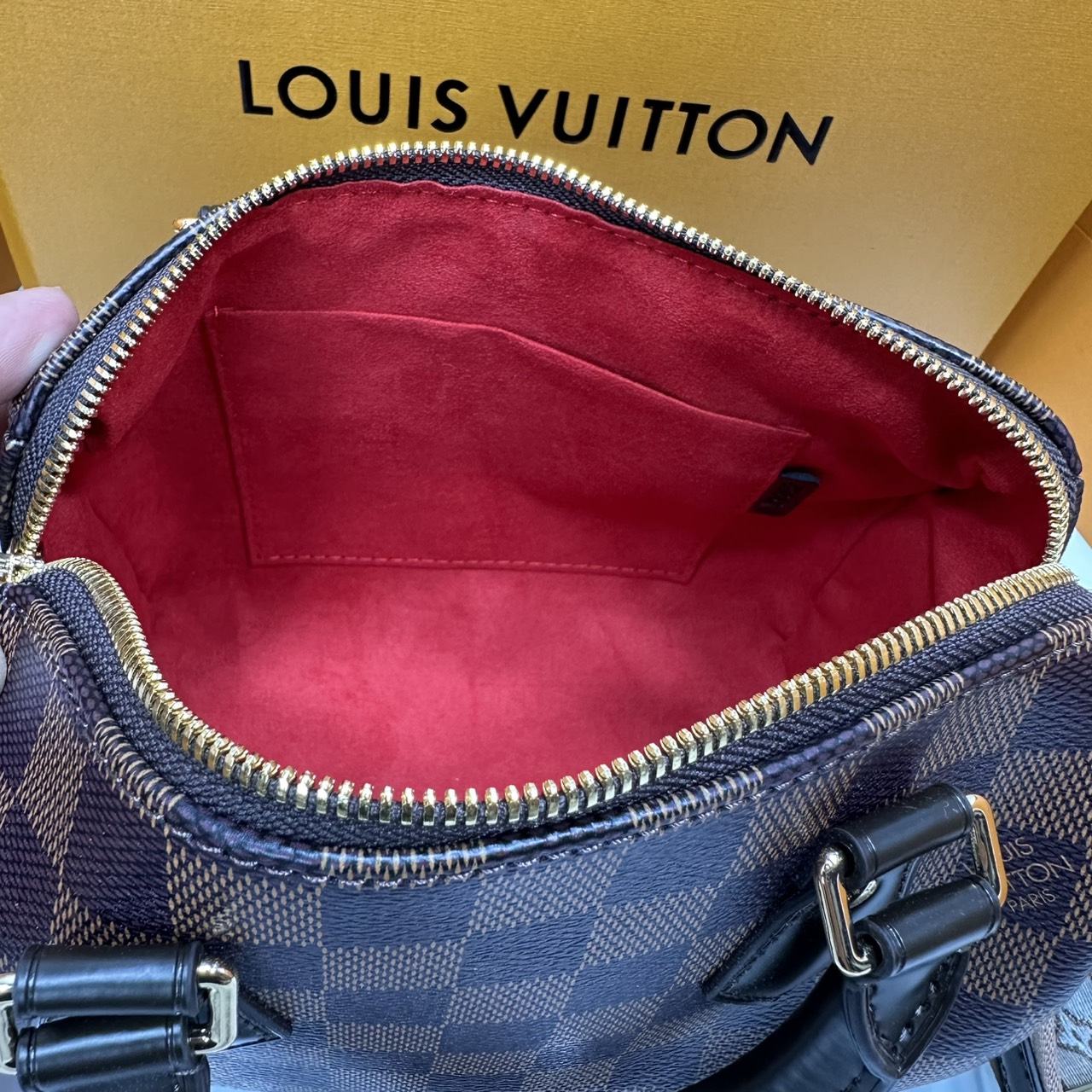 ORI หนังแท้ | LV Speedy 20 Bandoulière Damier Ebene กระเป๋าทรงหมอนสปีดี้แคนวาสคลาสสิกไซส์เล็ก พร้อมสายสะพายผ้าสปอร์ต รุ่นท็อปฮิตในตำนาน สวยงามตลอดกาล แต่งขอบหนังสีน้ำตาล Chocolate ไลฟ์สไตล์แอคทีฟคล่องตัว