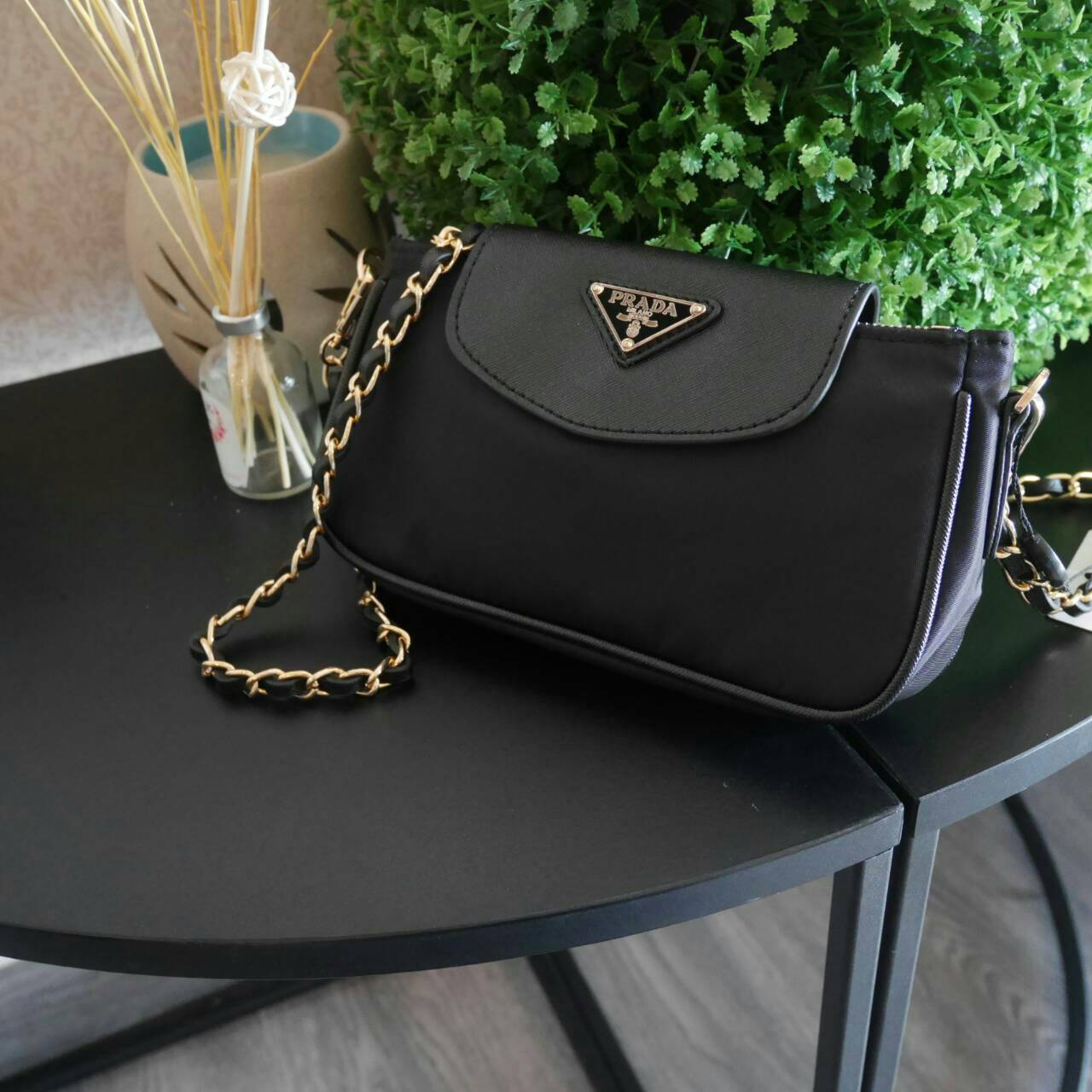Best Seller! พร้อมส่งความแซ่บ กระเป๋าอเนกประสงค์ จากแบรนด์ PRADA มาค่า เป็น กระเป๋าผ้าไนล่อน ตามแบบฉบับของแบรนด์เลย ใบนี้มีสายยาวโซ่สลับหนัง (ปรับไม่ได้แต่ถอดสายได้คะ) **เลิศมาก สะพายเป็น shoulder bag ได้เลย **ขนาดกำลังดีคะ ตัวกระเป๋าเบามาก ใส่มือถือ7+ได้