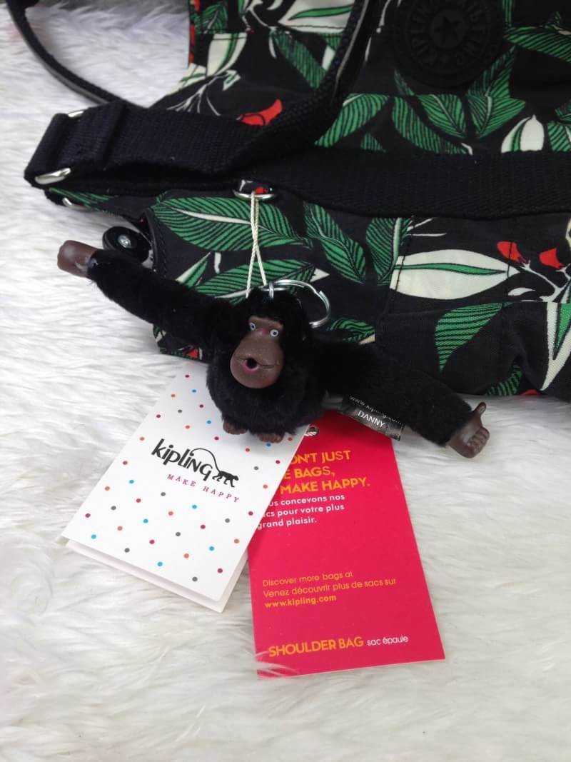 Kipling รุ่น Cicele กระเป๋าสะพายไหล่ใบใหญ่ สวยน่ารัก ตัวกระเป๋าด้านในเป็นช่องโล่งแบบปิดเปิดด้วยซิป มีช่องซิปด้านใน ด้านข้างกระเป๋า มี 2 ช่อง ปิดเปิด ด้วยเทป พร้อมที่ใส่โทรศัพท์ ปากกา และ MP 3 ในส่วนด้านใน และ ด้านข้างกระเป๋า ซ้าย-ขวา เป็นช่องขนาดเล็กสำหรั