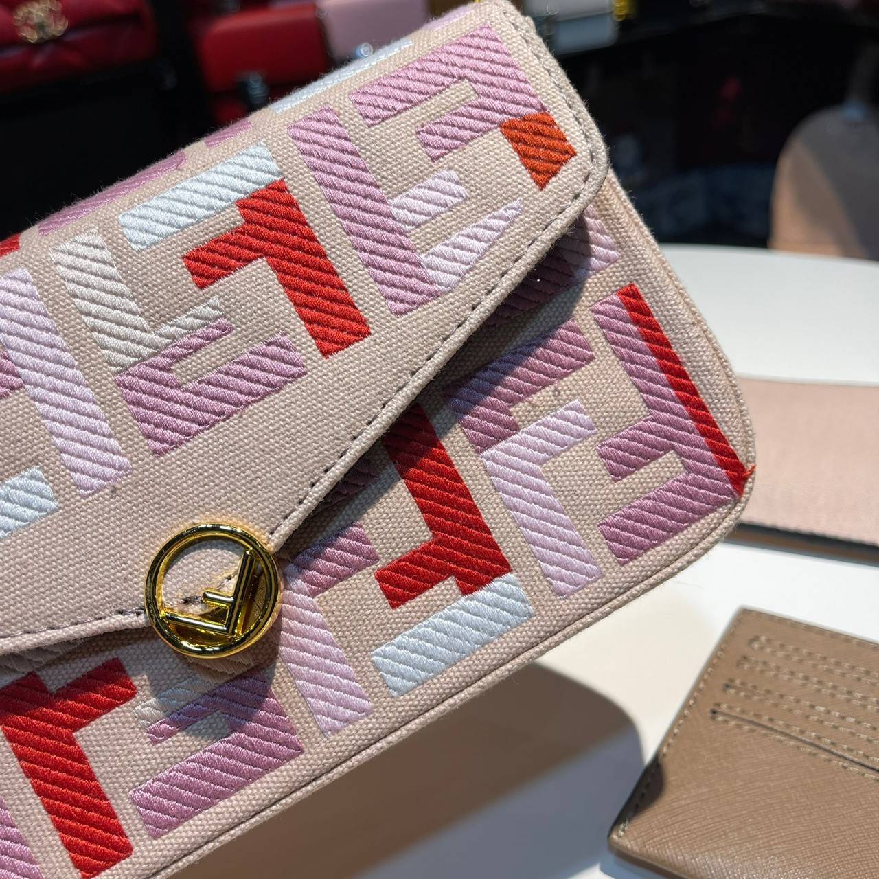 หนังแท้ Fendi Wallet On Chain With Pouches leather mini-bag กระเป๋าสะพายข้างทรงเหลี่ยมตกแต่งด้วยโลโก้ Fendi กระดุมแป๊ก มาพร้อมกระเป๋าด้านในแบบถอดได้ถึง 2ใบ สุดคุ้ม พร้อมสายโซ่และสายสปอร์ตถอดออกได้ ไอเท็มนี้ไม่ควรพลาดเลยค่าา