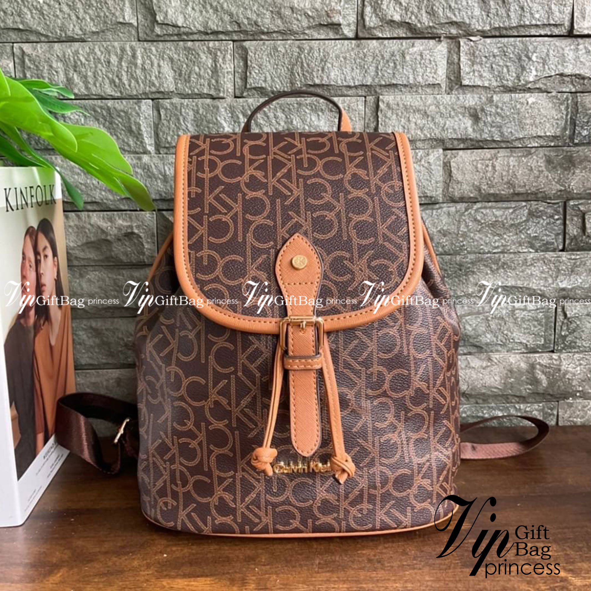 CALVIN KLEIN Monogram Backpack กระเป๋าสะพายเป้รุ่นใหม่ชนช้อป รุ่นยอดนิยม วัสดุ PVC คุณภาพดี หนังนิ่มสวย ฐานกระเป๋าแข็ง ตั้งอยู่ทรงรองรับน้ำหนักได้ดีมากๆ ตัวกระเป๋ามีน้ำหนักเบา ด้านหน้าประดับด้วยโลโก้แบรนด์ สายยาวดีไซน์เก๋ สะพายไม่เจ็บไหล่ เลื่อนปรับได้ฟรี