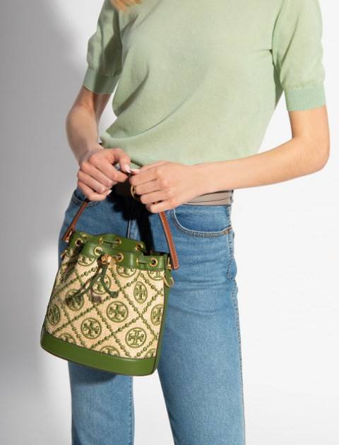 TORY BURCH T MONOGRAM STRAW BUCKET BAG NATURAL/SHISO 🌿สวยงามสะดุดตามากๆค่ะ จัดหนักกันไปเลยจ้า กับรุ่นที่สาวๆรอคอย พร้อมเสิร์ฟความสวยให้ถึงบ้านแล้วน้า กระเป๋าบัคเก็ตทรงยอดนิยม ดีไซน์ใหม่ล่าสุด ยูนีคไม่เหมือนใคร ลายสานเต็มใบพร้อมปักโลโก้เอกลักษณ์สีเ