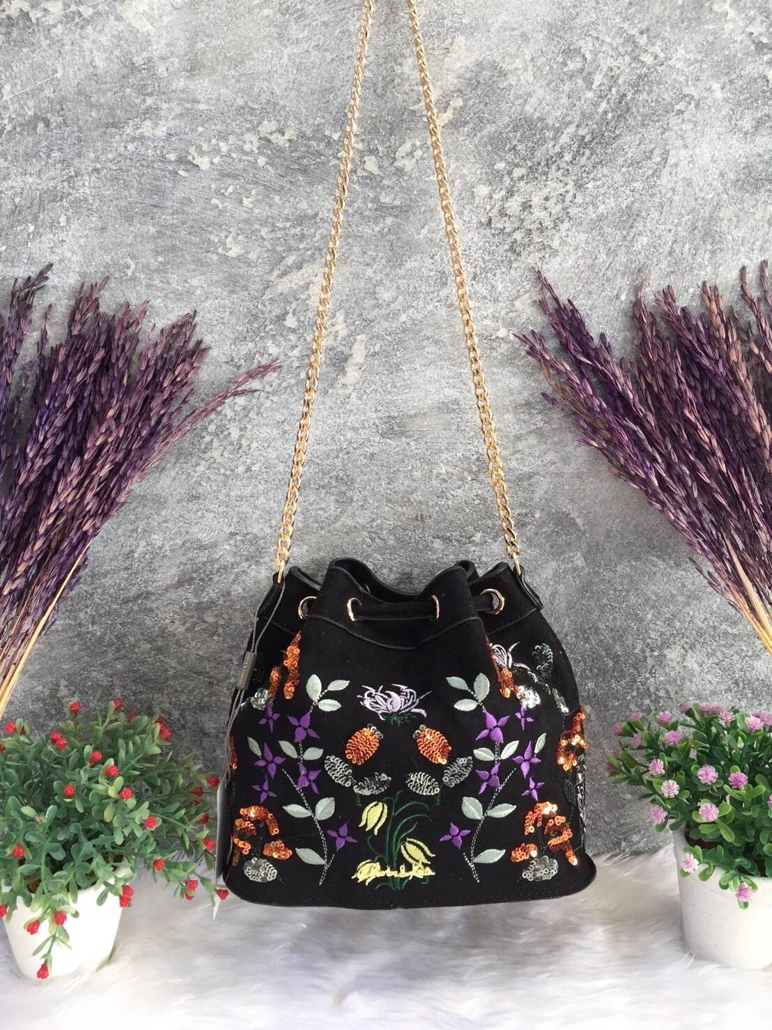 New! 2018 CHARLES & KEITH EMBELLISHED DRAWSTRING BAG กระเป๋าหนังสักลาด ทรงหูรูด ปักลายดอกไม้ ลายกริตเตอร์ สีสันน่ารัก อยู่ทรงแข็ง สะพายด้วยสายโซ่สีทอง ขนาดกำลังดี สะพายไปเที่ยวดูสดใส น่ารักแนะนำเลยค่ะ