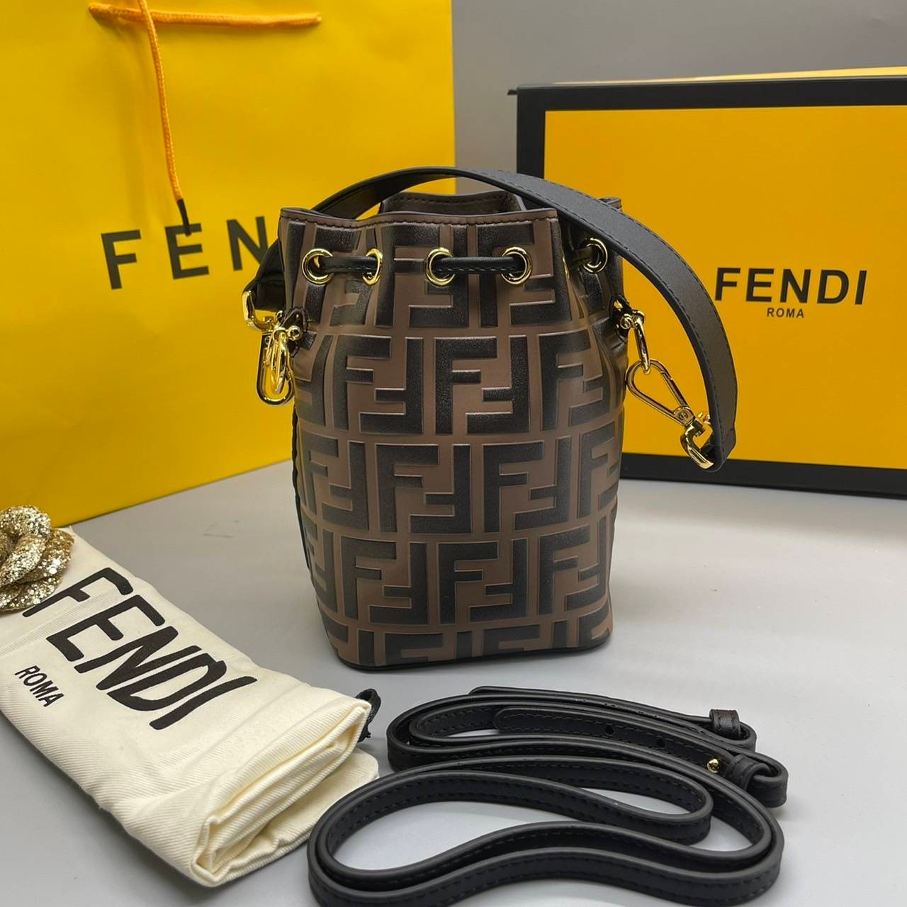หนังแท้ FENDI Mon Tresor Brown leather mini-bag / FENDI MON TRESOR BUCKET BAG พร้อมส่งที่ไทย ภาพสินค้าถ่ายจากงานขายจริง ใช้งานต่างประเทศได้ค่ะ Small Mon Tresor bucket bag