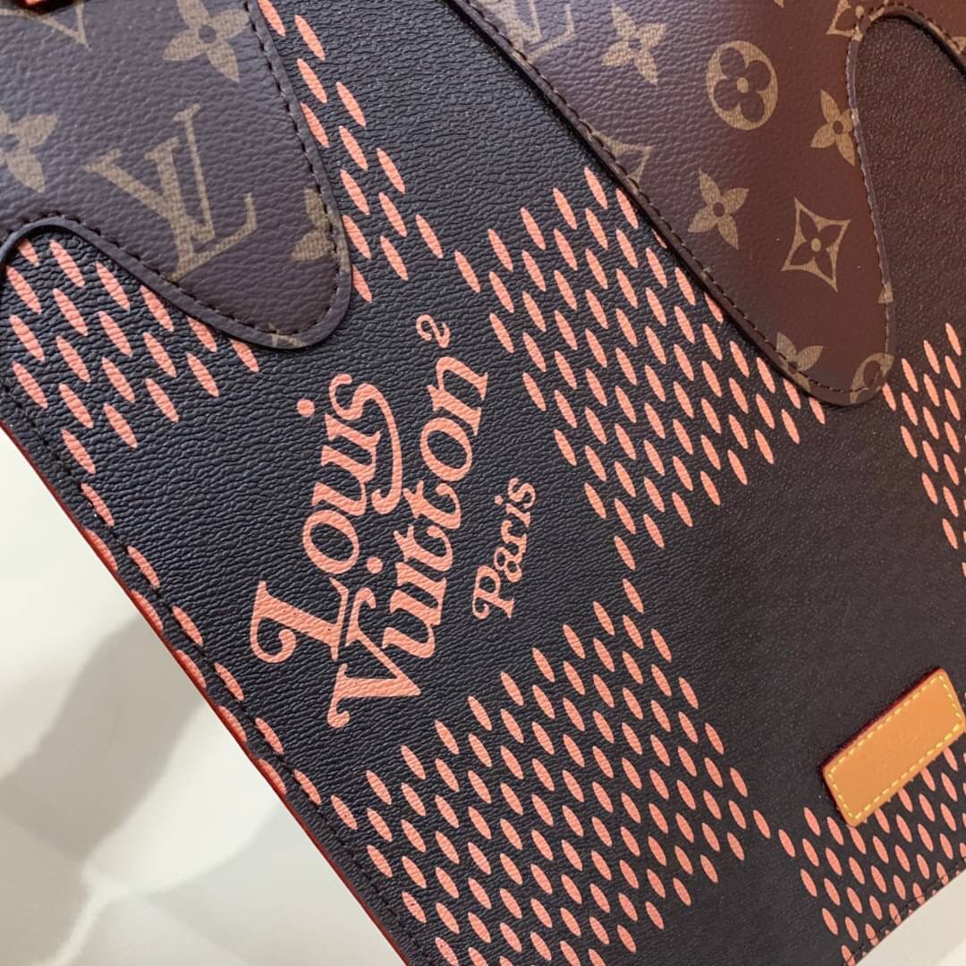 หนังแท้ LOUIS VUITTON MINI TOTE / LV MINI TOTE กระเป๋าทรงโท้ท โดดเด่นด้วยรายละเอียดของคลื่นใน Monogram เหมาะอย่างยิ่งสำหรับสิ่งของจำเป็น เช่น iPad โทรศัพท์ และสมุดโน้ต มีหูหิ้วแบบถอดได้สำหรับสะพายไหล่ ภาพสินค้าถ่ายจากงานขายจริง ใช้งานต่างประเทศได้