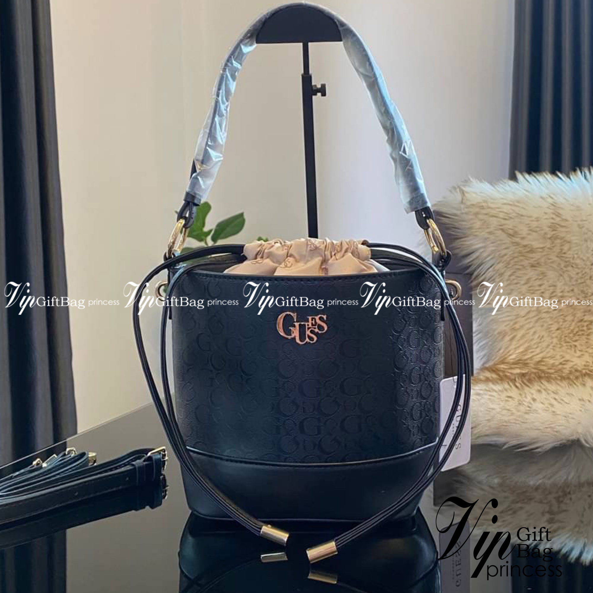 Guess Agata Bucket Handbag กระเป๋ารุ่นใหม่ล่าสุดทรงถังสุดน่ารัก พิมพ์ลายรอบใบ วัสดุ Saffiano PU คุณภาพดี นิ่ม น้ำหนักเบา ด้านหน้าประดับด้วยโลโก้แบรนด์สวยโดดเด่น เปิด-ปิดด้วยเชือกหนังใช้หูรูดปลายเชือกประดับอะไหล่ทองสะดวกใช้ ด้านในโล่งกว้างมีช่องเล็กสำหรับใ