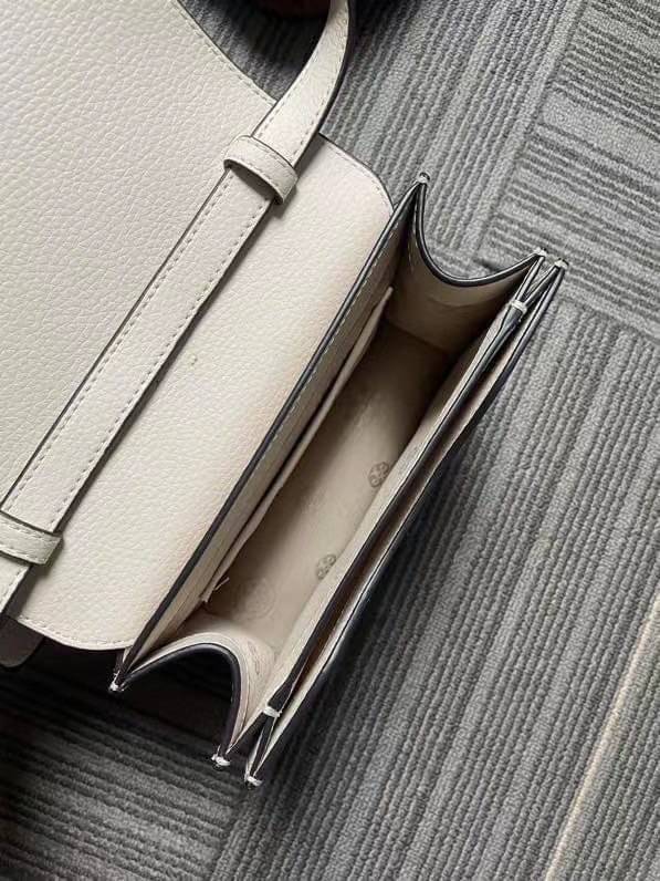 TORY BURCH BRLTTEN SMALL SADDLE BAG / Tory Burch Britten Flap Shoulder Bag กระเป๋าสะพายข้าง วัสดุหนังแกะแท้ ด้านหน้าประดับโลโก้แบรนด์ เปิด-ปิดกระเป๋าแบบกระดุมแป็กแม่เหล็กแน่นหนา ภายในมีช่องหลัก ใส่กระเป๋าเงินใบกลาง มือถือได้ทุกรุ่น มีช่องแยกใส่ของจุกจิกอี