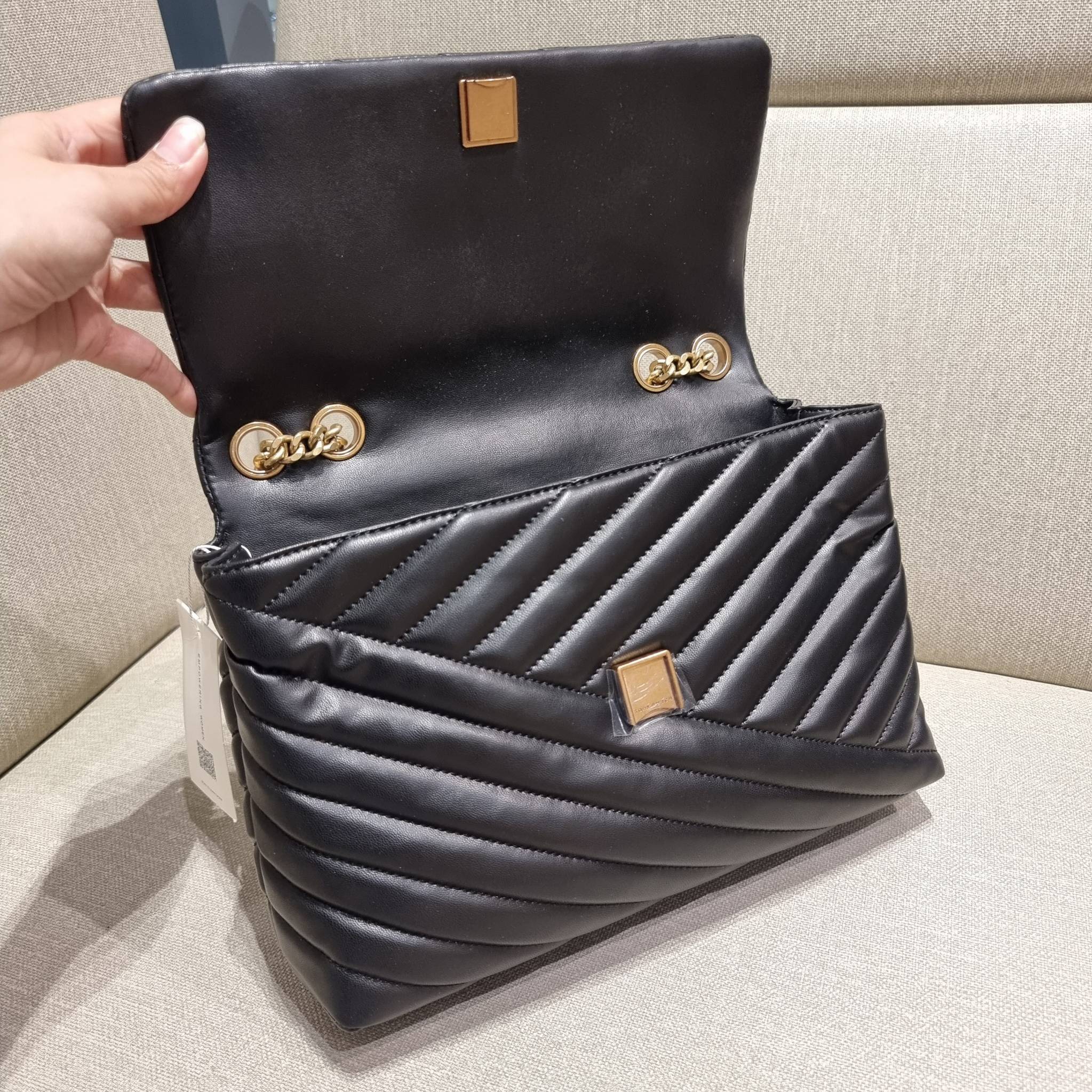 TORY BURCH KIRA CHEVRON CONVERTIBLE SHOULDER BAG กระเป๋าสะพายรุ่นยอดฮิต ไซส์ใหญ่จัดเต็มให้เน้นๆ ใช้ยังไงก็ดูหรู ดีไซน์เฉพาะตัว วัสดุหนังแกะ สัมผัสนิ่ม เปิด-ปิดด้วยกระดุมแม่เหล็ก ภายในเป็นช่องโล่ง แบ่งสัดส่วนไว้ดีมากๆ ใส่กระเป๋าสตางค์ มือถือ เครื่องสำอางค์