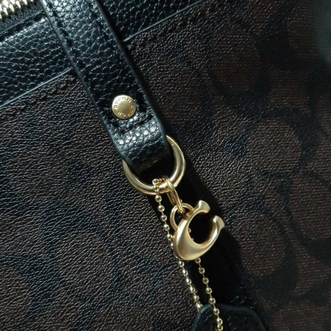 COACH 2319 MAY TOTE IN COLORBLOCK SIGNATURE CANVAS กระเป๋าโท้ท ดีไซน์ใหม่ล่าสุด!! 💕💕 เก๋ตรงปากกระเป๋า คล้ายกระเป๋าซ้อนในตัว สีตัดกับตัวกระเป๋าได้อย่างลงตัว ทรงสวย ใบใหญ่ใส่ของได้เยอะ เปิด-ปิดด้วยซิป รูดใช้งานง่าย ภายในโล่งกว้าง ด้านหลังมีช