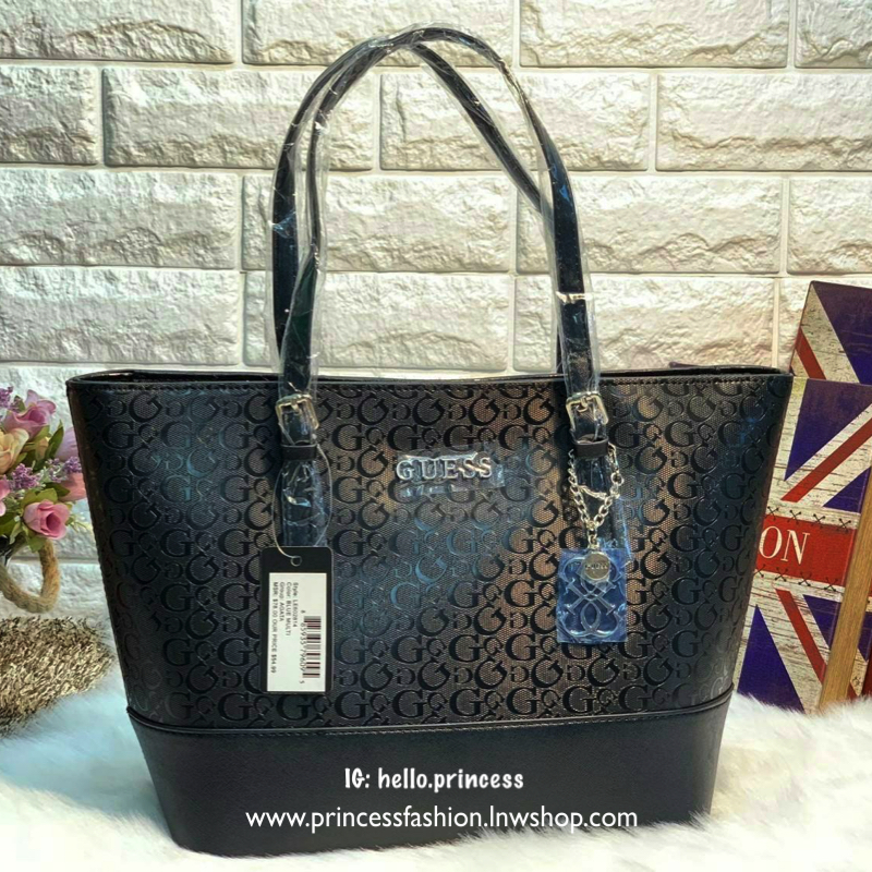 GUESS WOMEN LARGE TOTE BAG กระเป๋าถือ//สะพายไหล่ ทรง Tote ตัวกระเป๋าลายแบรนด์ทั้งใบ ผสมหนังซาฟเฟียโน่ตรงขอบล่างกระเป๋าค่ะ ด้านหน้าห้อยอะไหล่แบรนด์มาให้ เปิดปิดกระเป๋าแบบซิป ภายในโล่ง กว้าง ใส่ของได้จุค่ะ มีช่องซิปและช่องเล็กใส่ของจุกจิกนะค่ะ หูหิ้วสามารถป