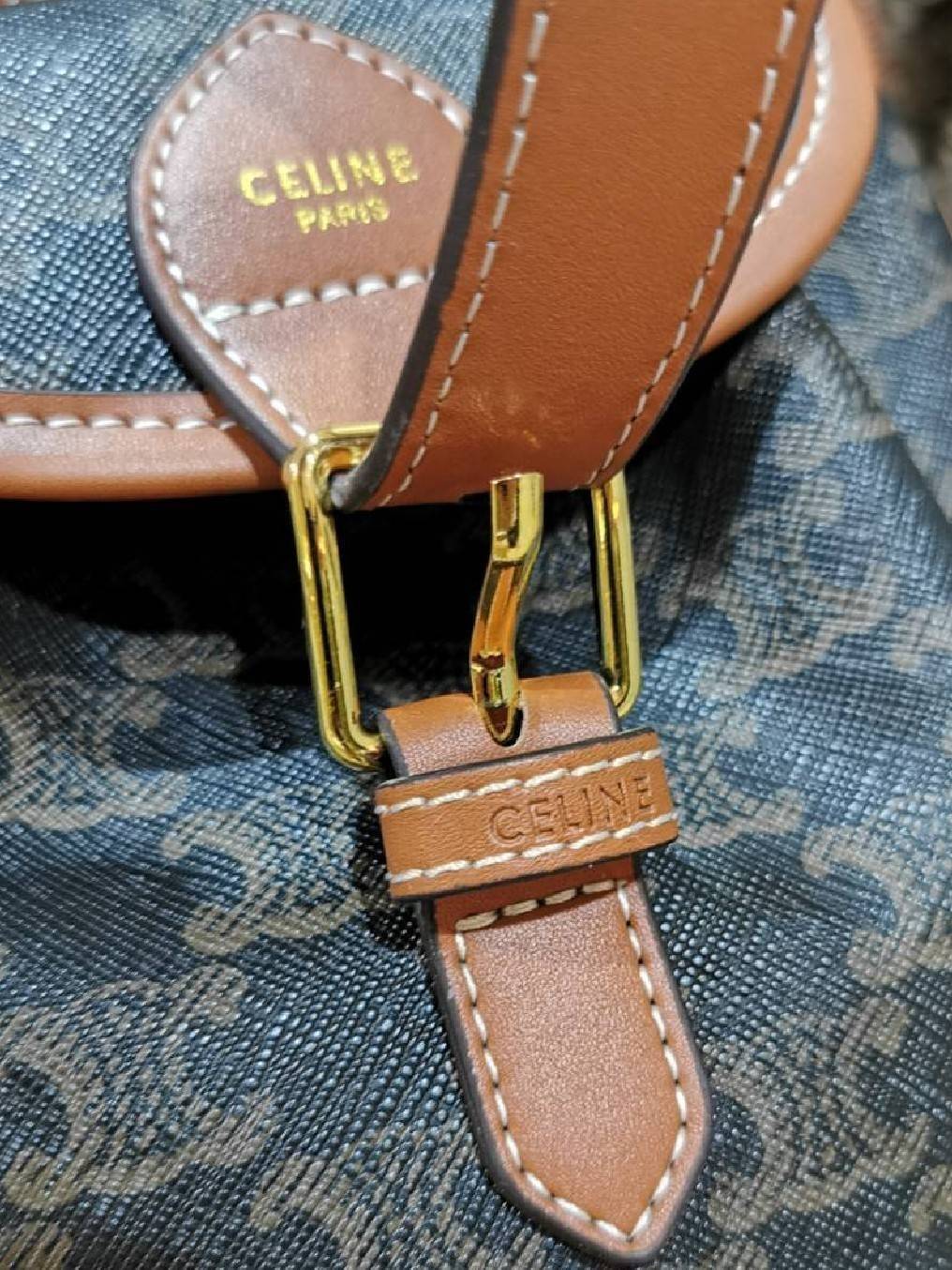 VIP 】CELINE MINI RUCKSACK VIP GIFT WITH PURCHASE (GWP) พรีเมี่ยมกิ๊ฟ Limited Edition จาก CELINE HAUTE PARFUME DUTYFREE COUNTER วัสดุ COATED CANVAS หนังสวยหรูอยู่ทรงกันน้ำเปิดปิดด้วยฝาปิด Belt มีโลโก้แบรนด์และสายรัด Drawstring ภายในโล่งสามารถใส่กระเป๋าสตาง