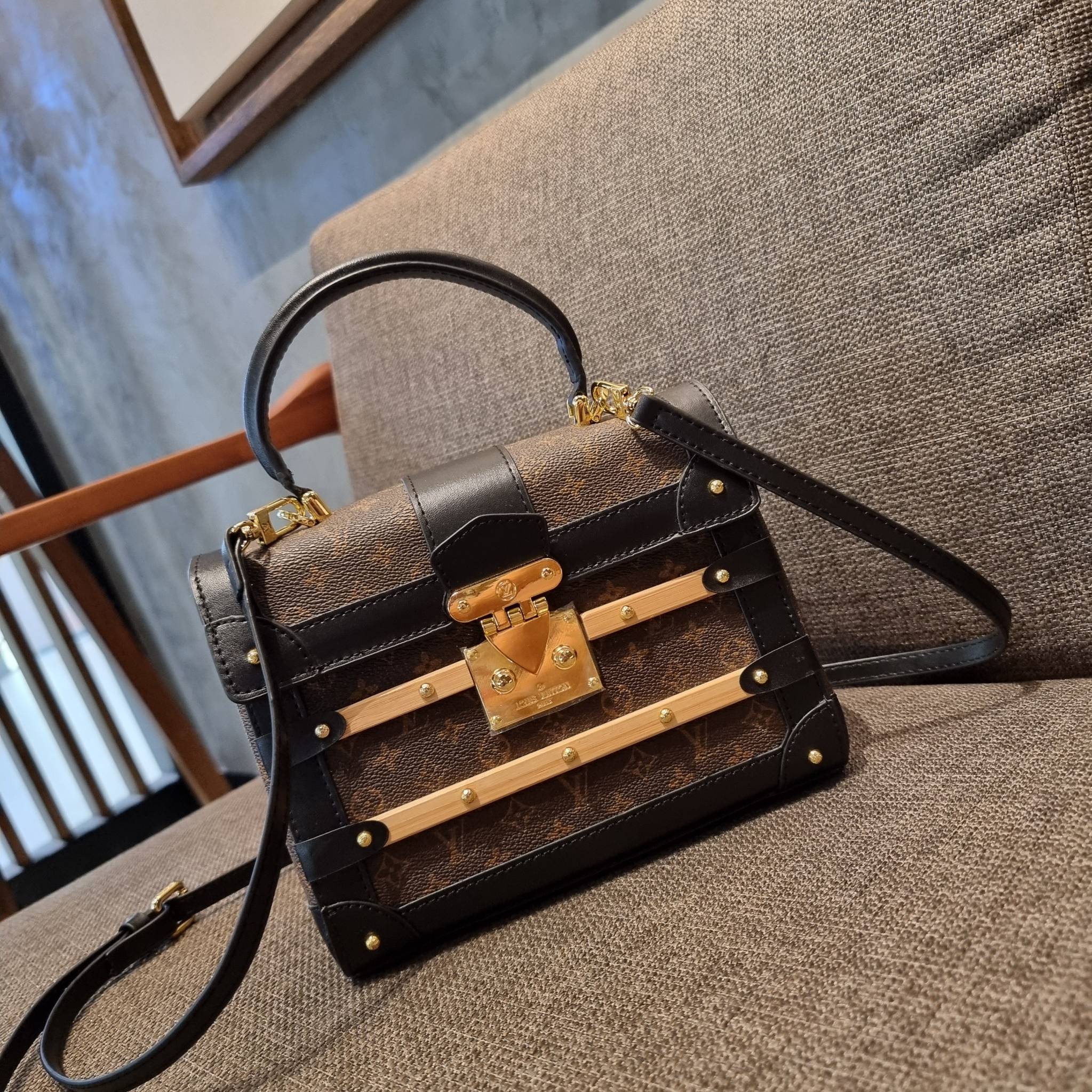 ใหม่ล่าสุดจาก LV monogram vintage box bag มาพร้อม box set สุดหรูรุ่นนี้ดีเทลยอดเยี่ยม เก็บรายละเอียดได้ดีและโดดเด่น ถือแล้วผู้ดีมาก!! วัสดุหนังแคนวาสสลับหนังแท้ เปิด-ปิดด้วยตัวบีบล็อค แน่นหนา ภายในโล่งกว้าง เลิศตรงที่เก็บทรง ขยายทรงด้านข้างได้ คอนโทรลด้วย